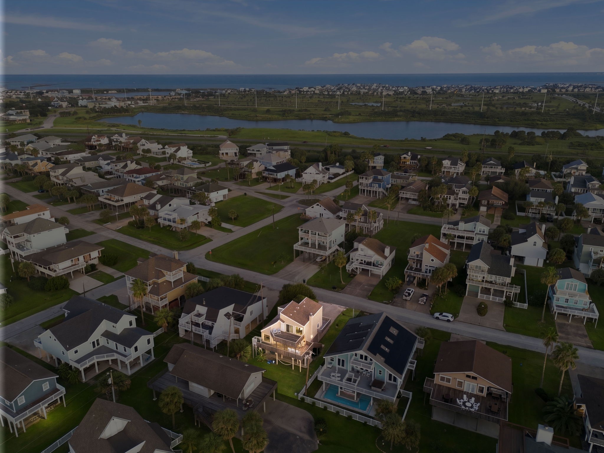 Galveston Country Club, Waterman's Seafood Grill, and gorgeous bay views just around the corner!