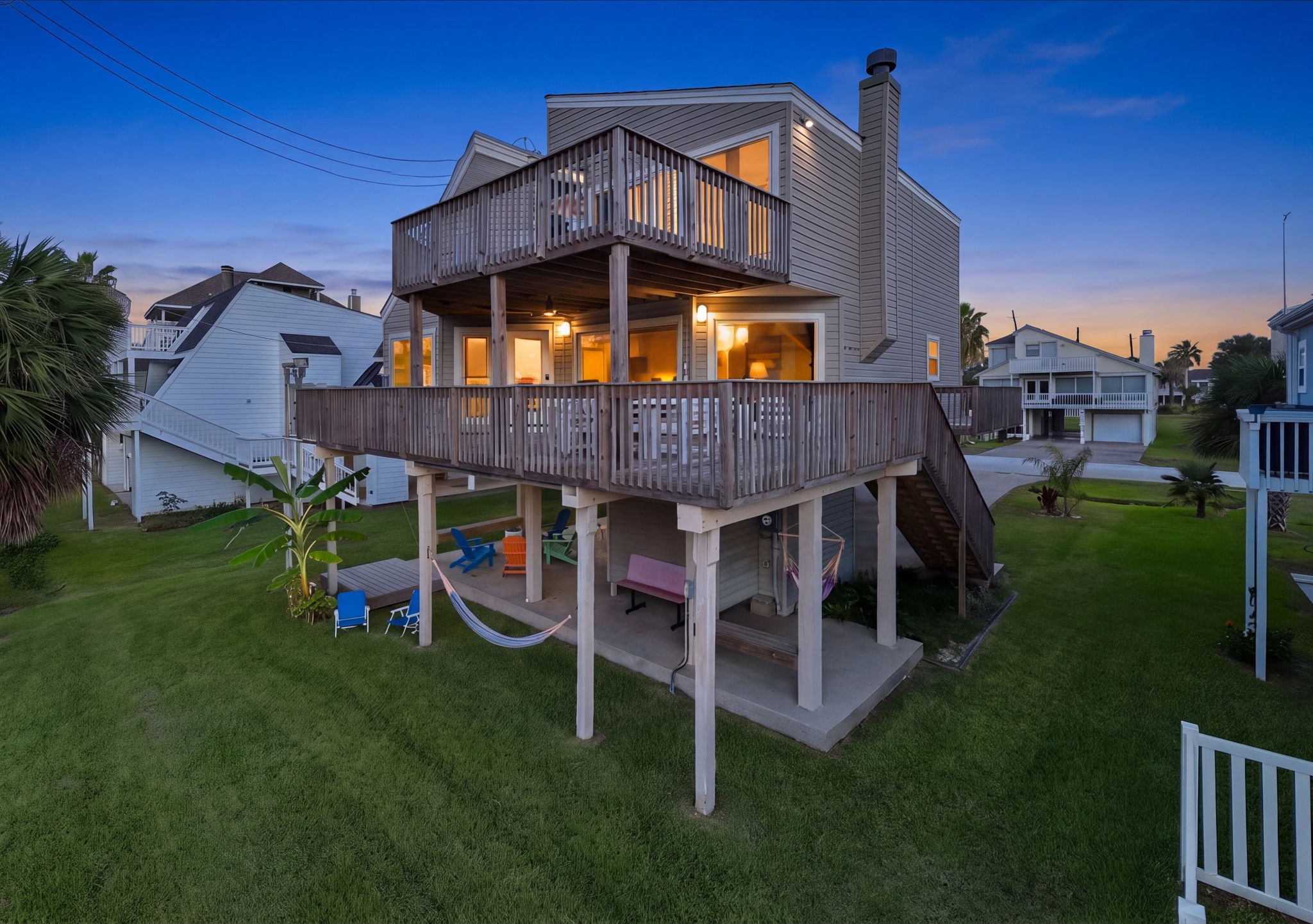Cargo Lift makes life a BREEZE at "Don't Be Jelly"! Soaring ceilings & entertaining space, and lush backyard for guests to lounge & play.