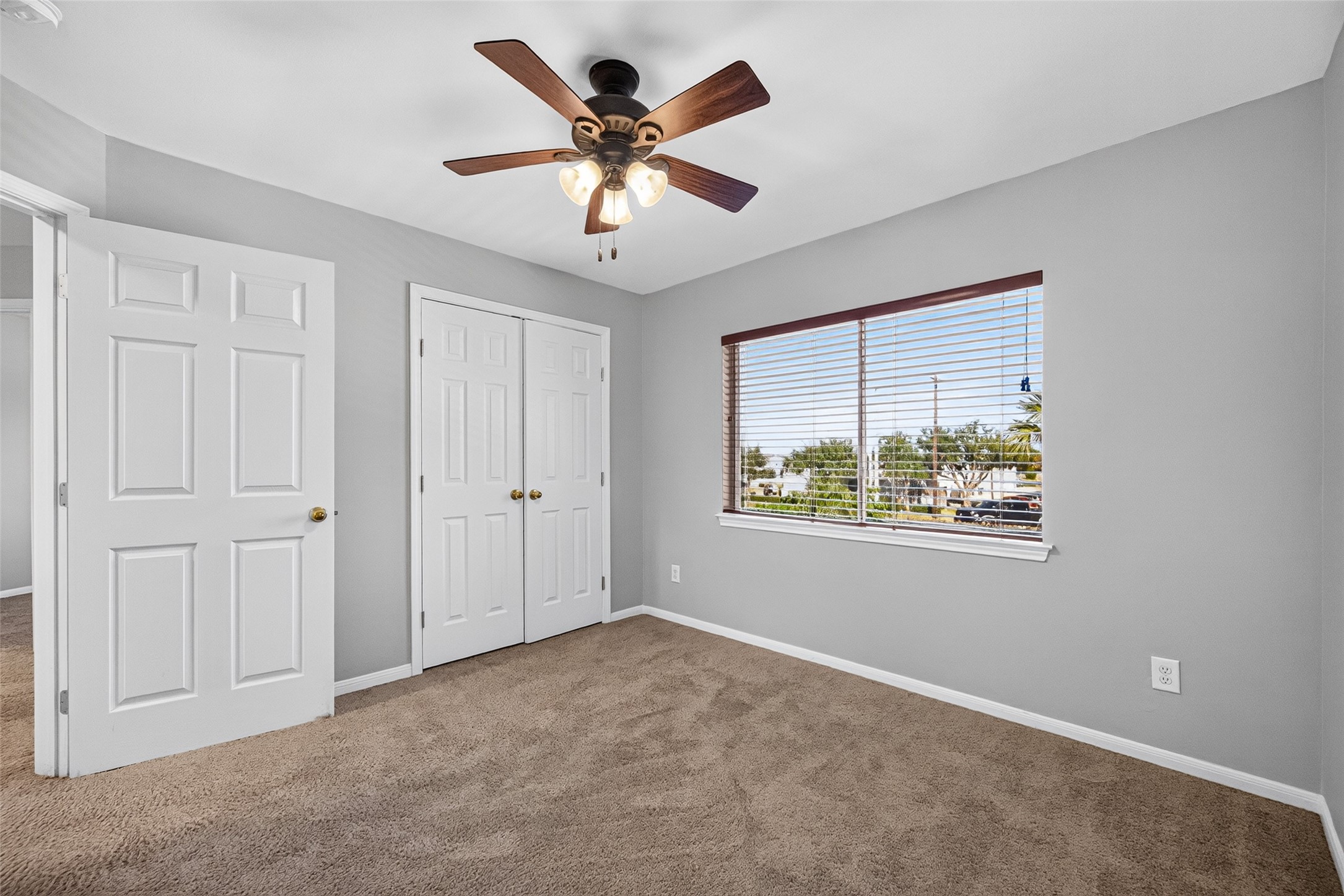 120 Crescent Bay Drive, League City, TX 77573