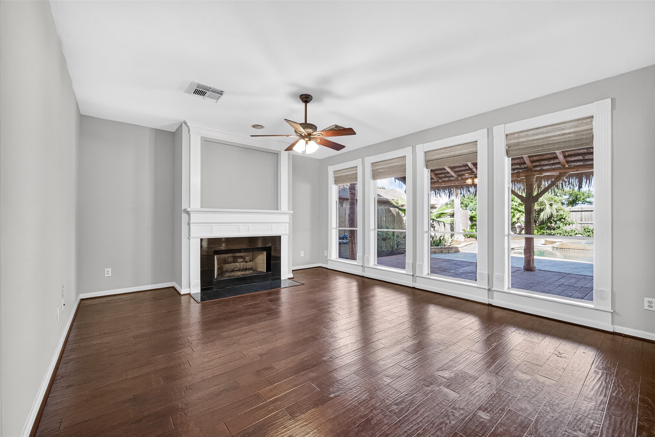 120 Crescent Bay Drive, League City, TX 77573