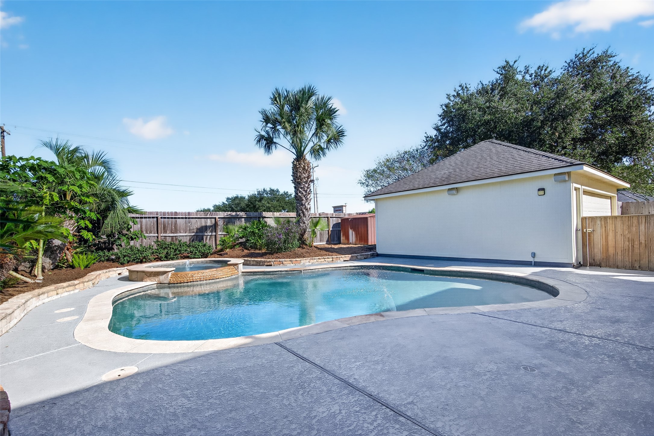 120 Crescent Bay Drive, League City, TX 77573