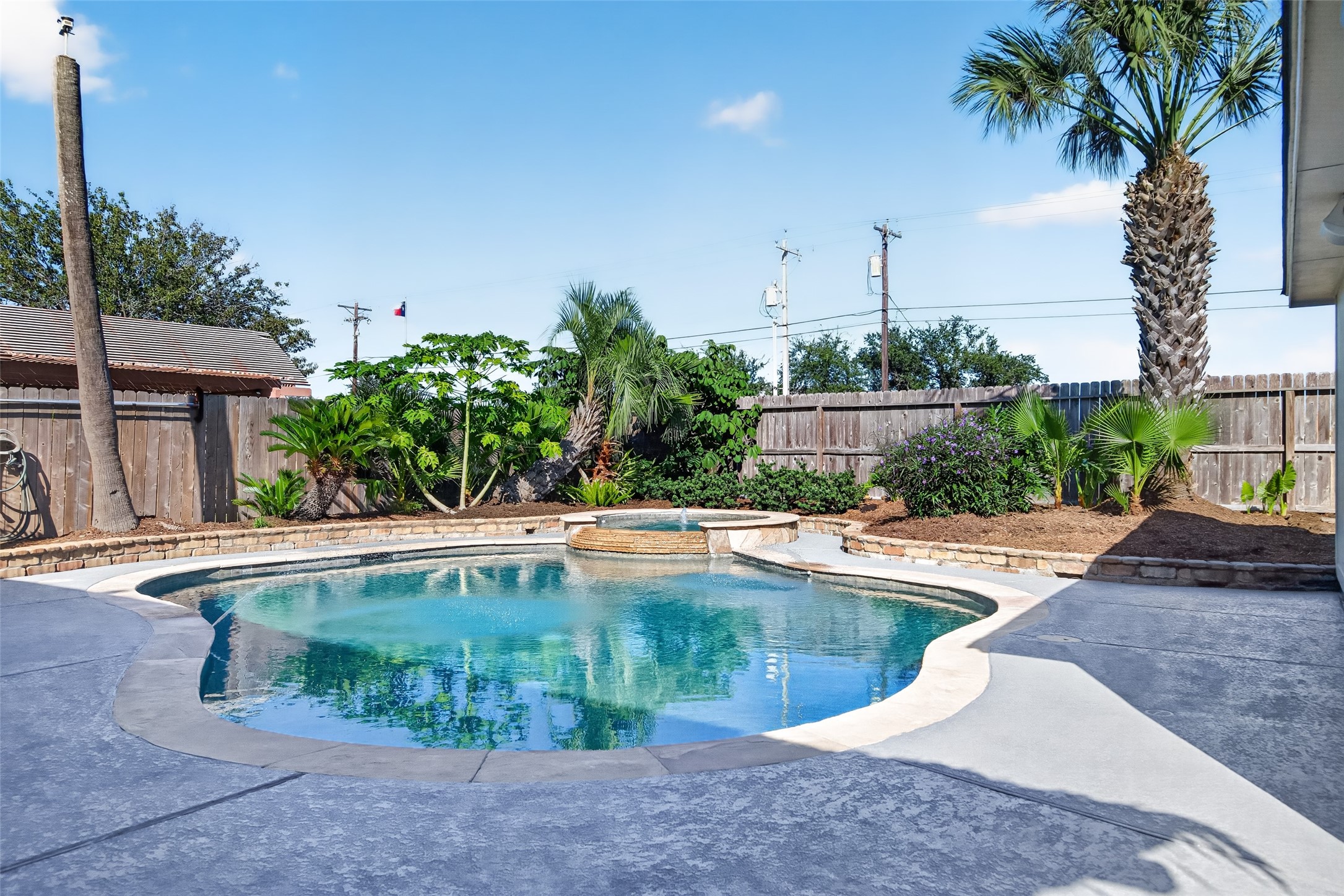 120 Crescent Bay Drive, League City, TX 77573