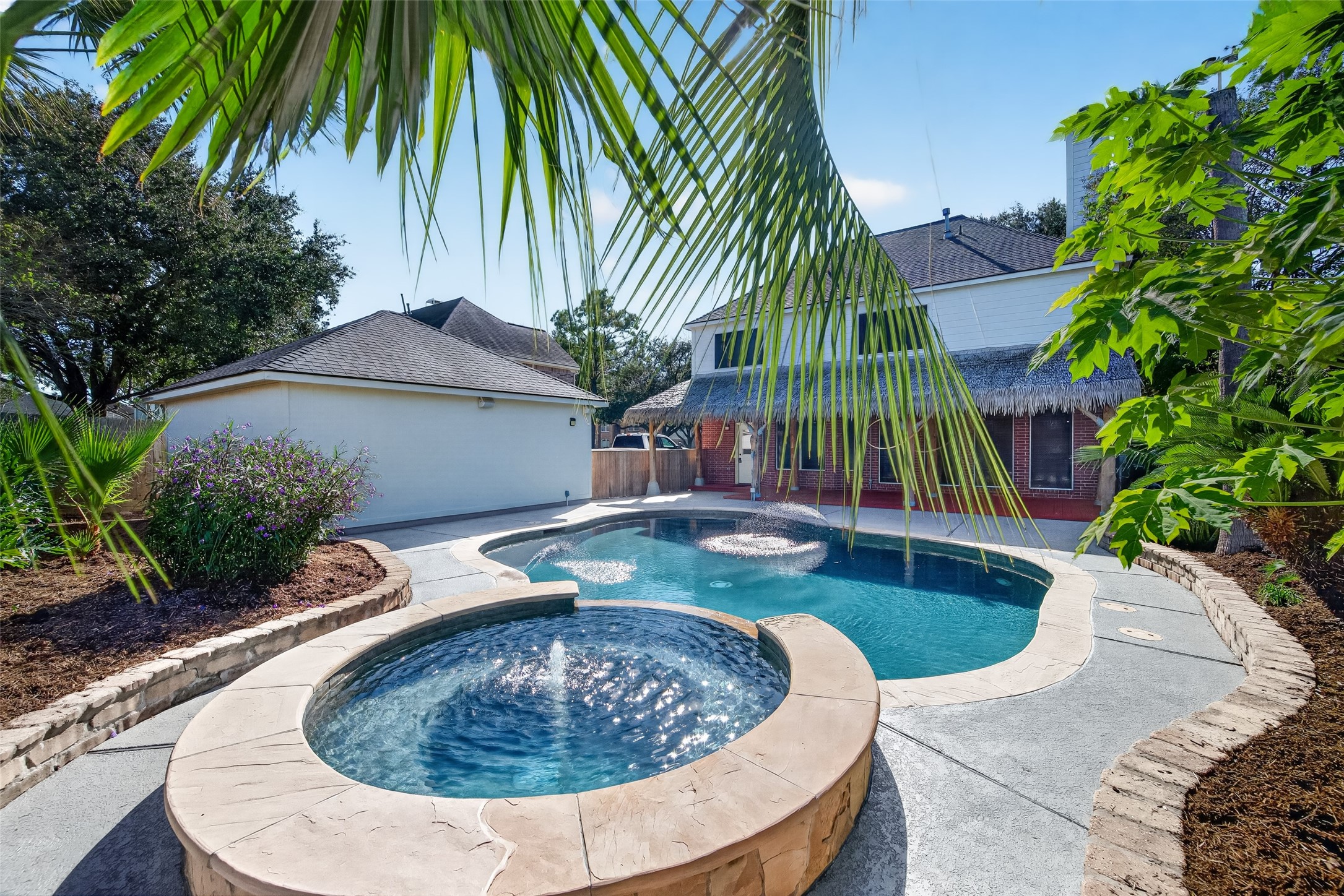 120 Crescent Bay Drive, League City, TX 77573
