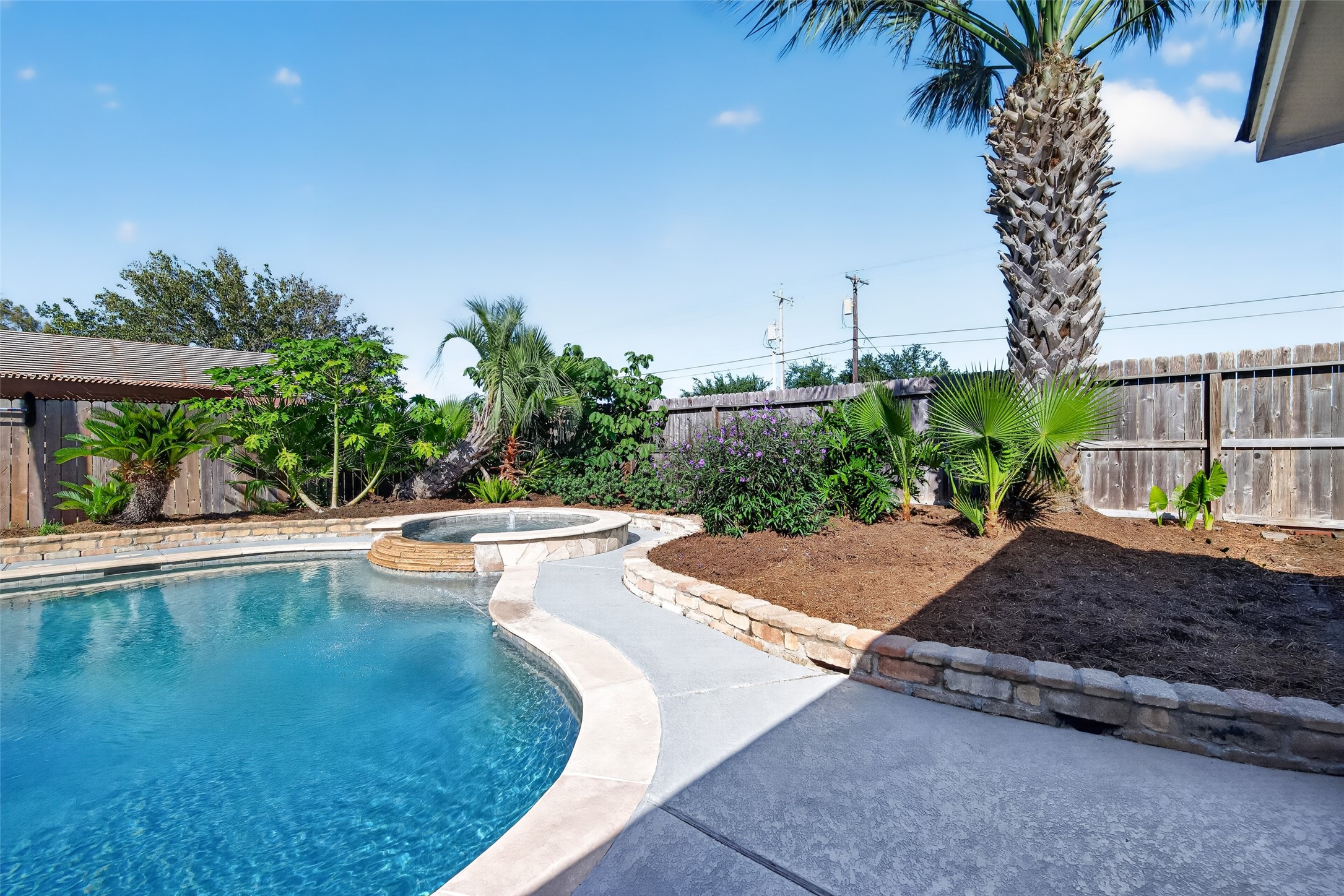 120 Crescent Bay Drive, League City, TX 77573