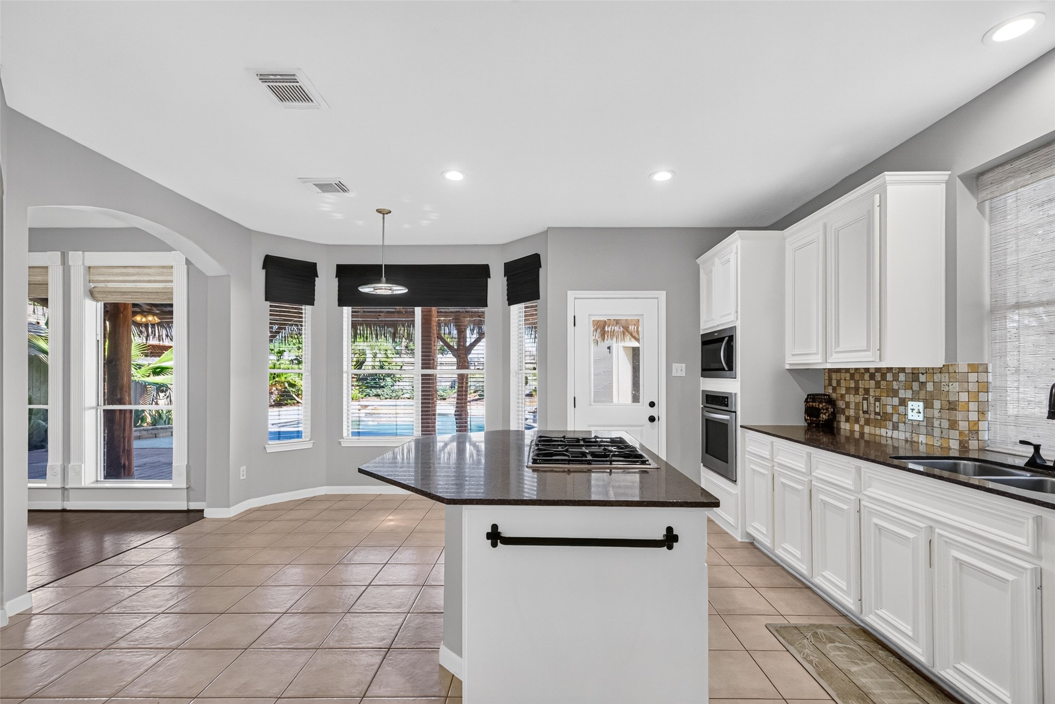 120 Crescent Bay Drive, League City, TX 77573