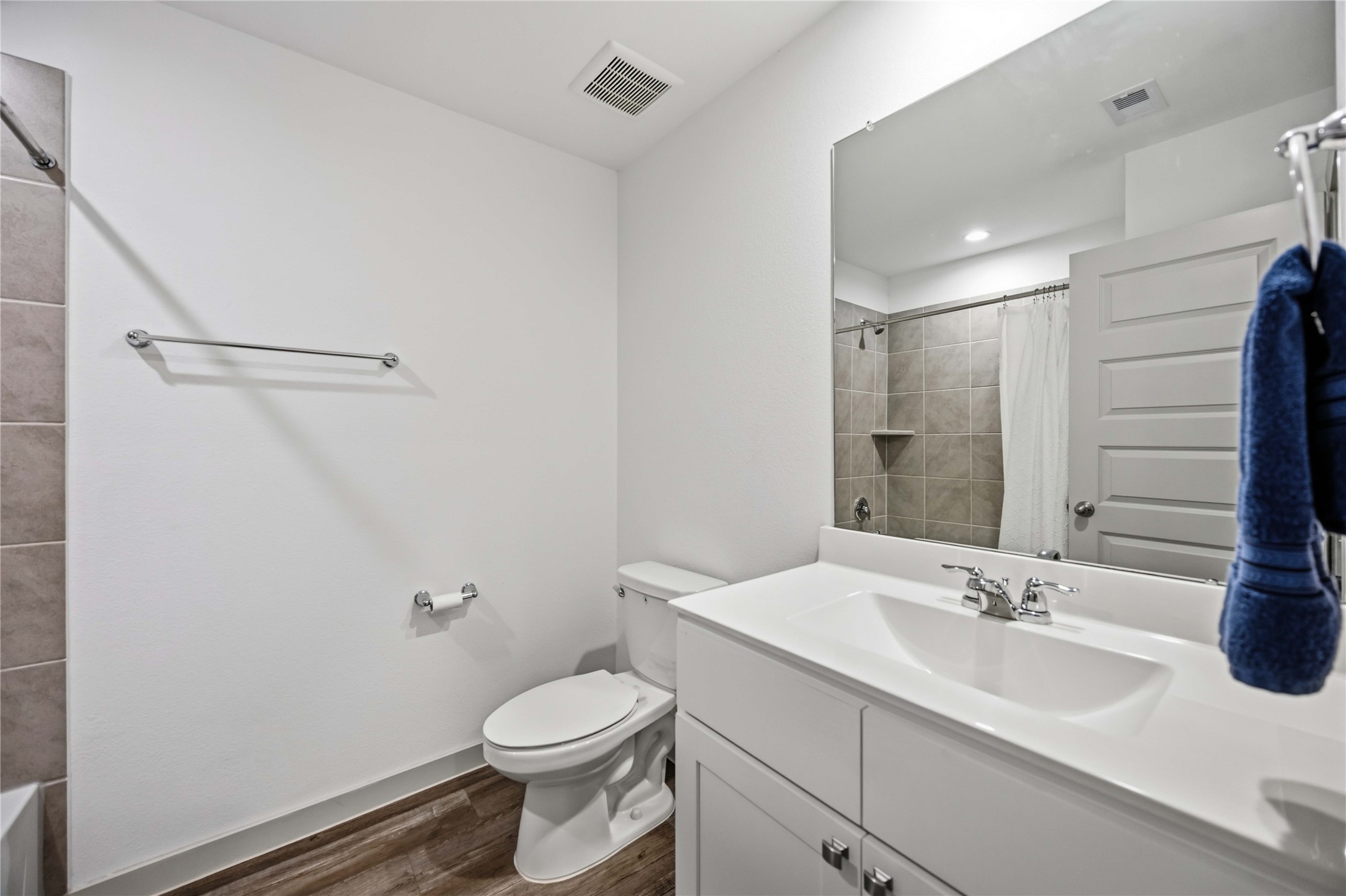 The full guest bath with shower tub combination.