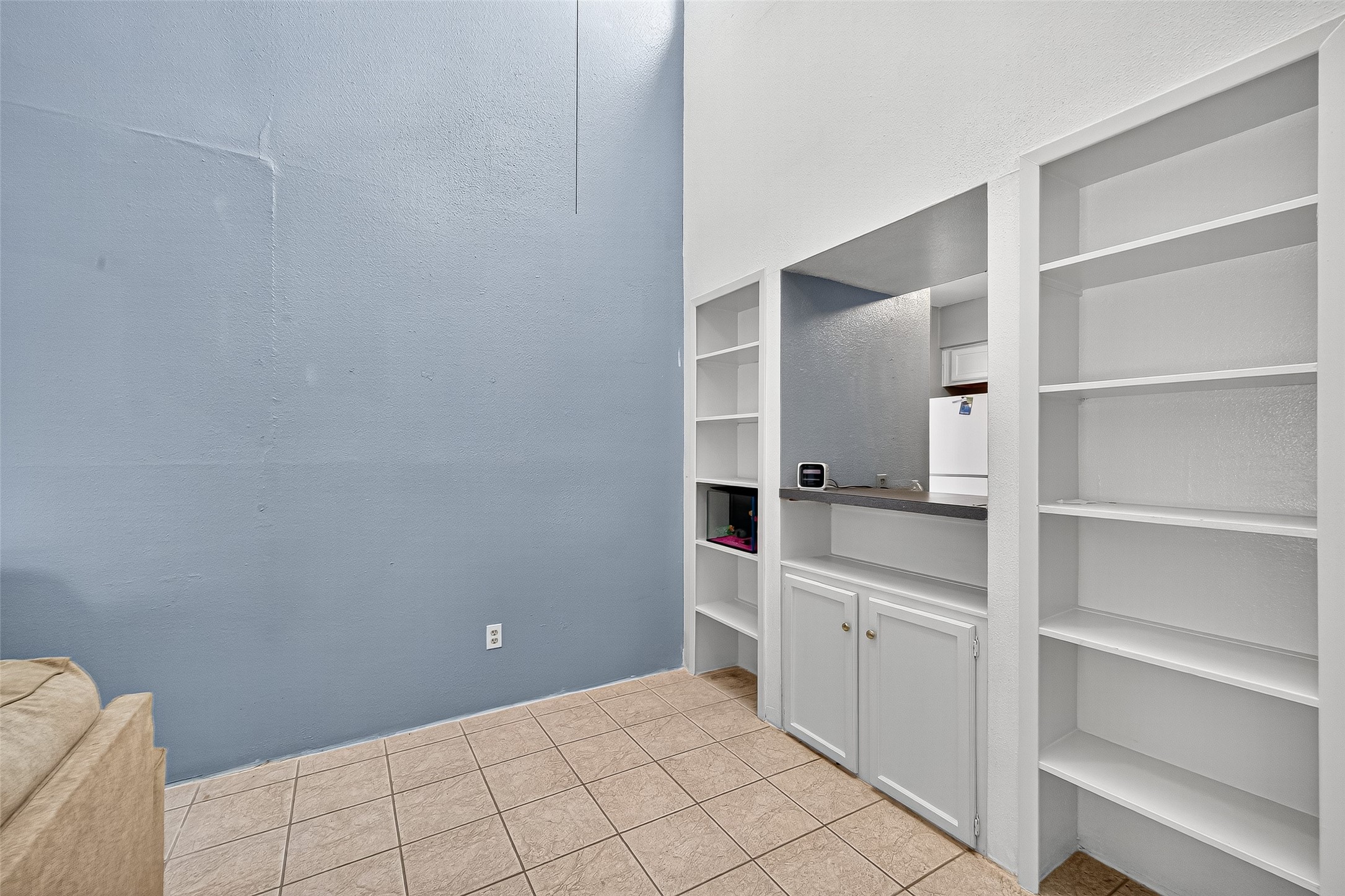 Dining/breakfast area or office space.