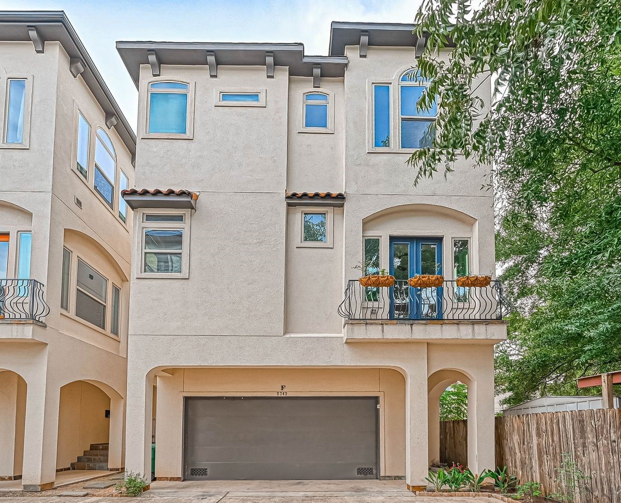 Free standing, end unit with no HOA!