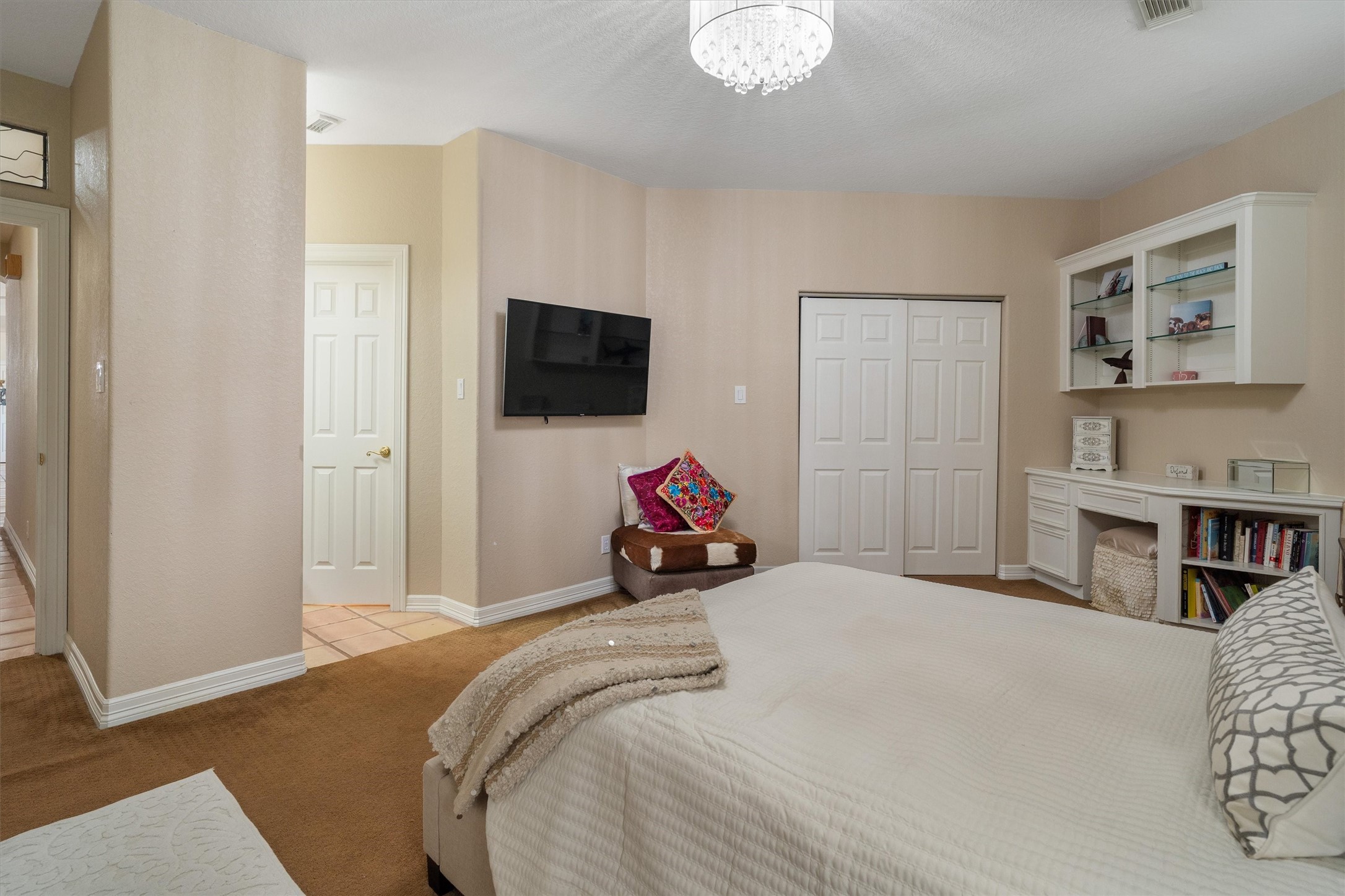 Secondary en suite with Jack and Jill bathroom