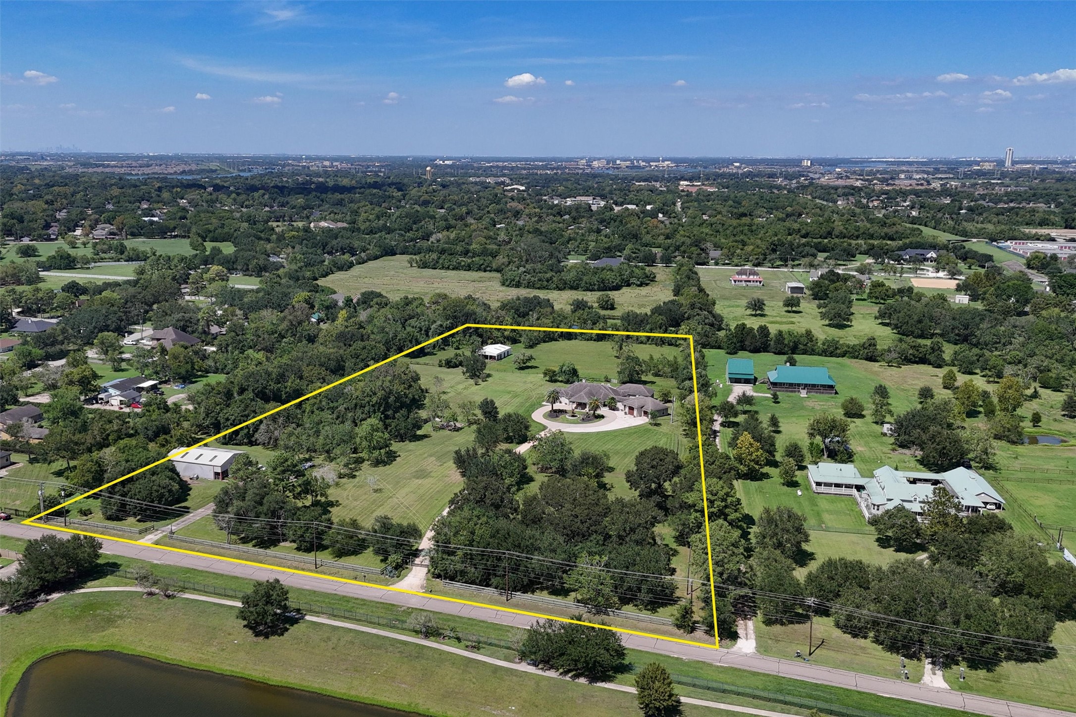 Prime real estate, in the heart of League City!