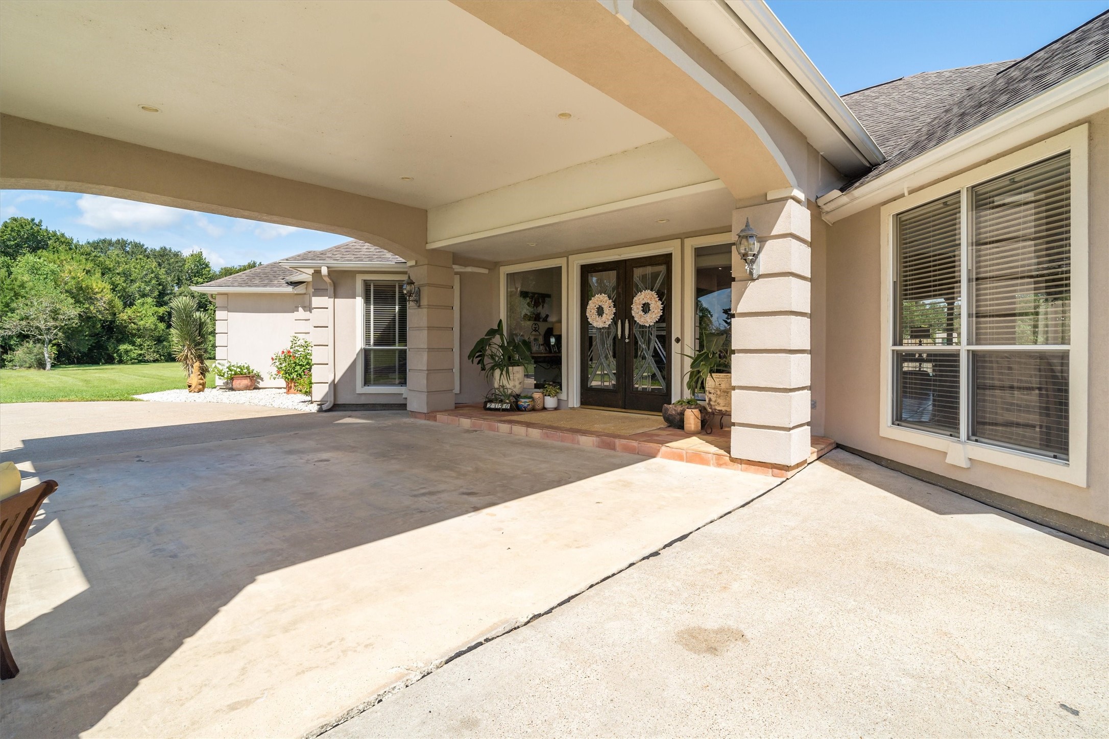 Motor court with double door entryway
