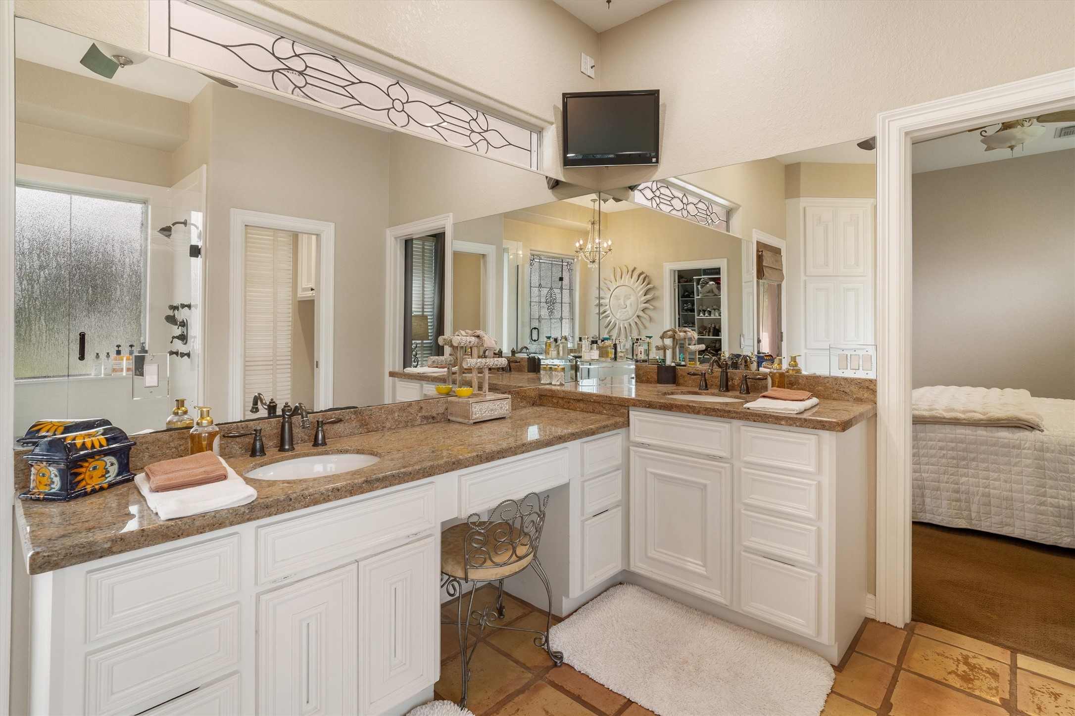 Double sinks in the primary en suite