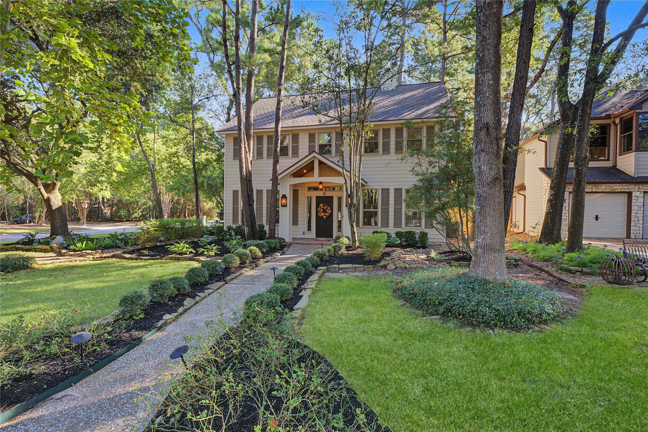Perfectly positioned in the heart of The Woodlands, this home puts you minutes away from premier dining, boutique shopping, and world-class entertainment.