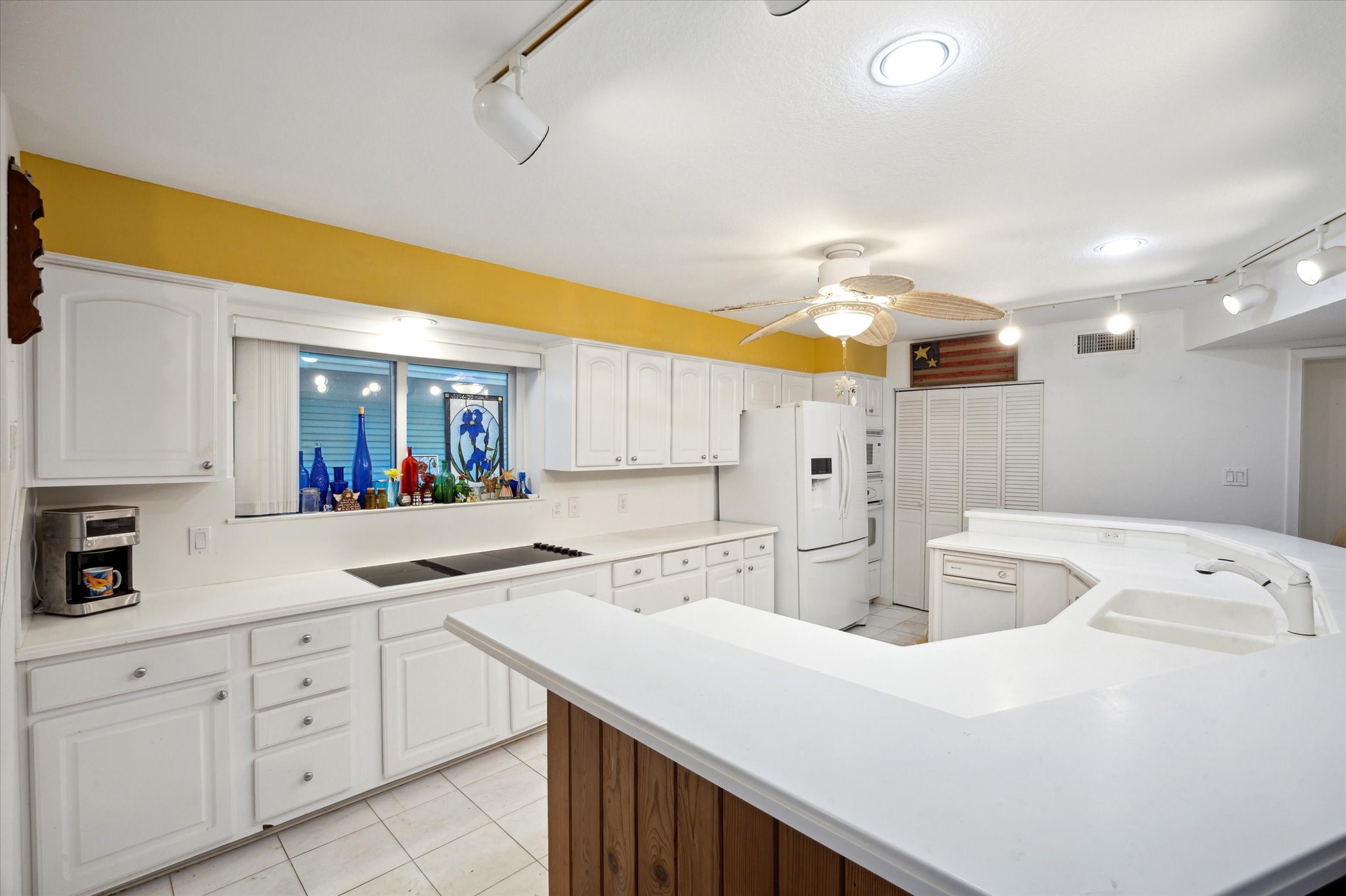 251 Isles End Road, Tiki Island, TX 77554