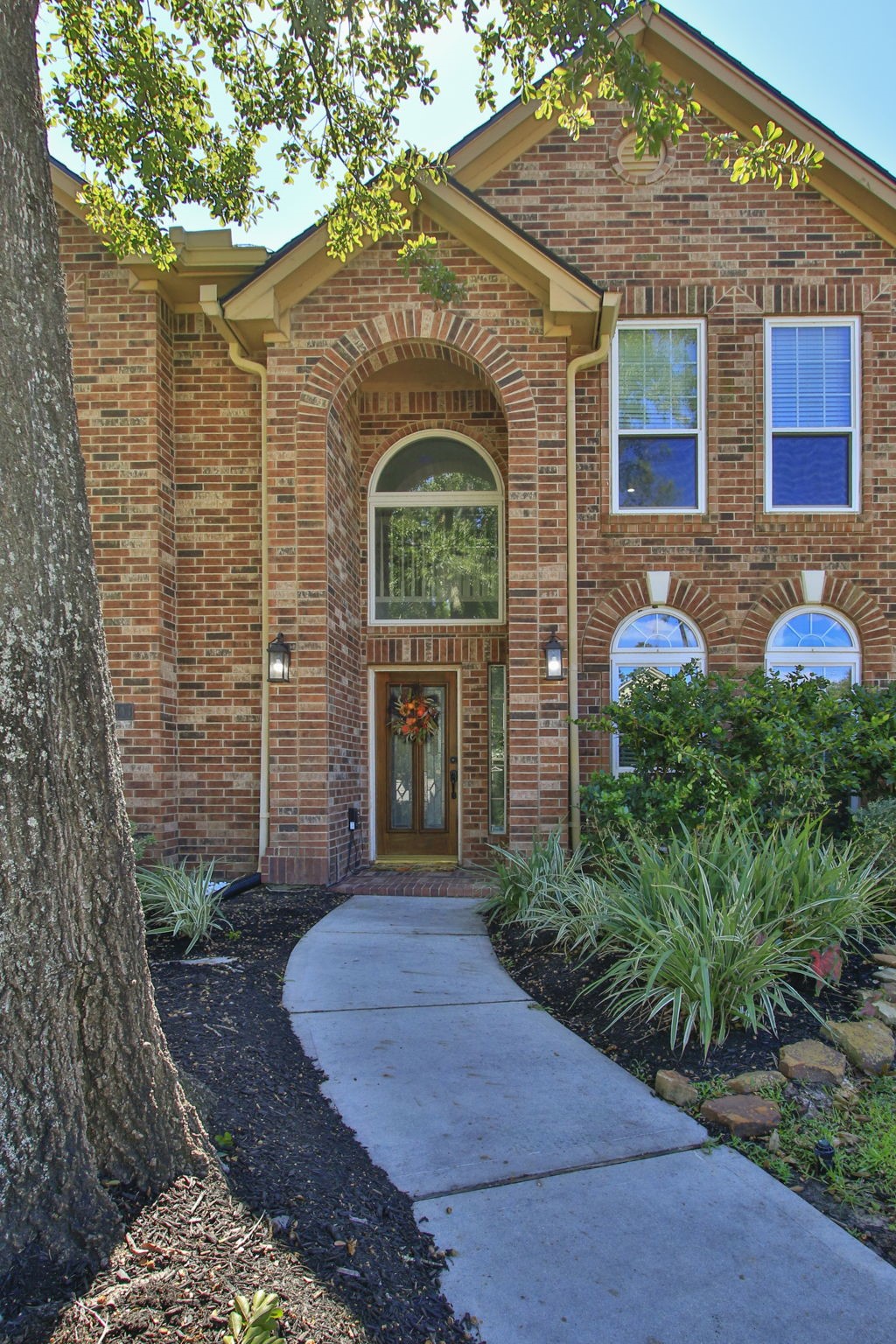 An elegant archway welcomes your friends and family. An elegant archway welcomes your friends and family.