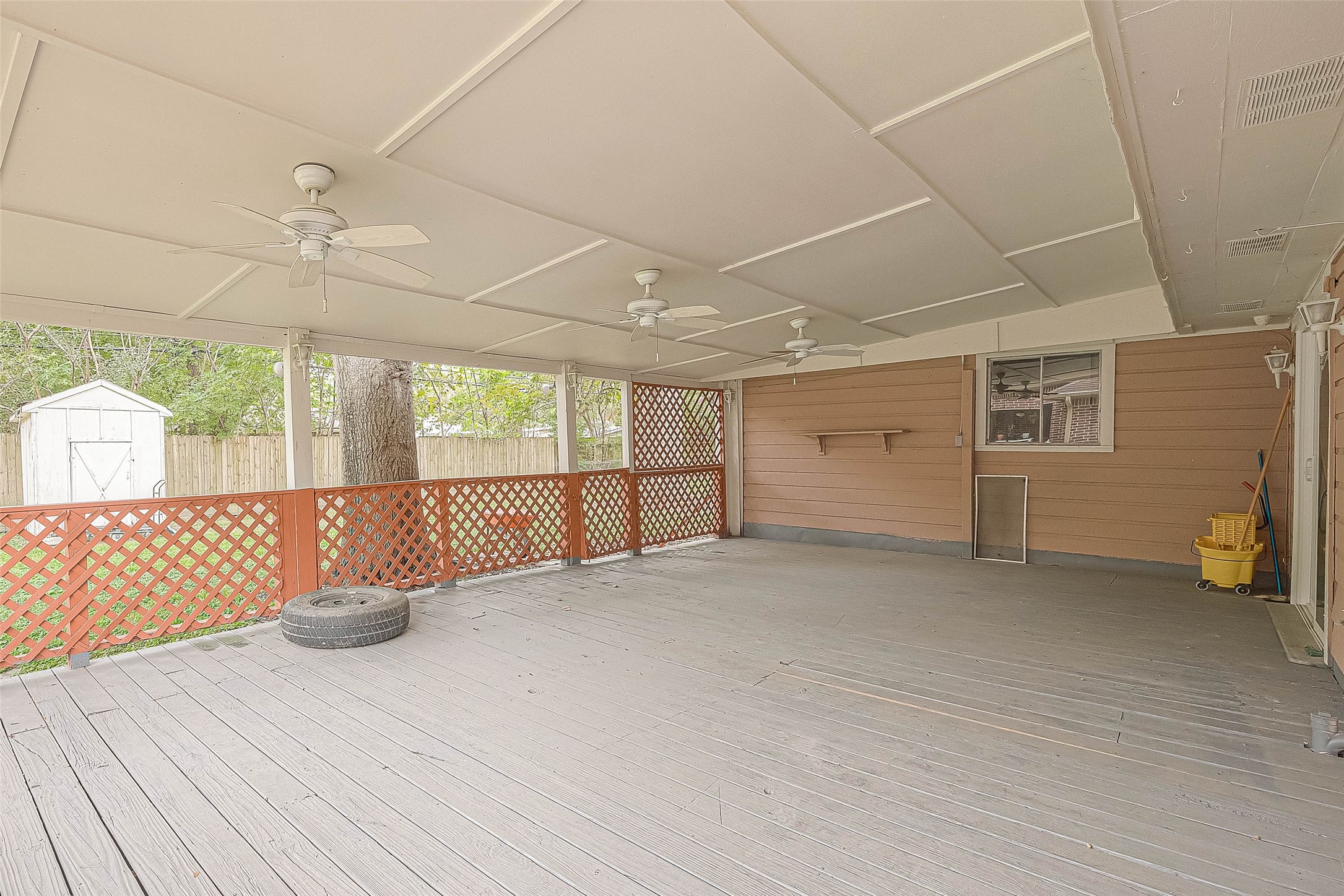 Look at this huge covered deck already set so you watch your favorite sports and entertain guest.