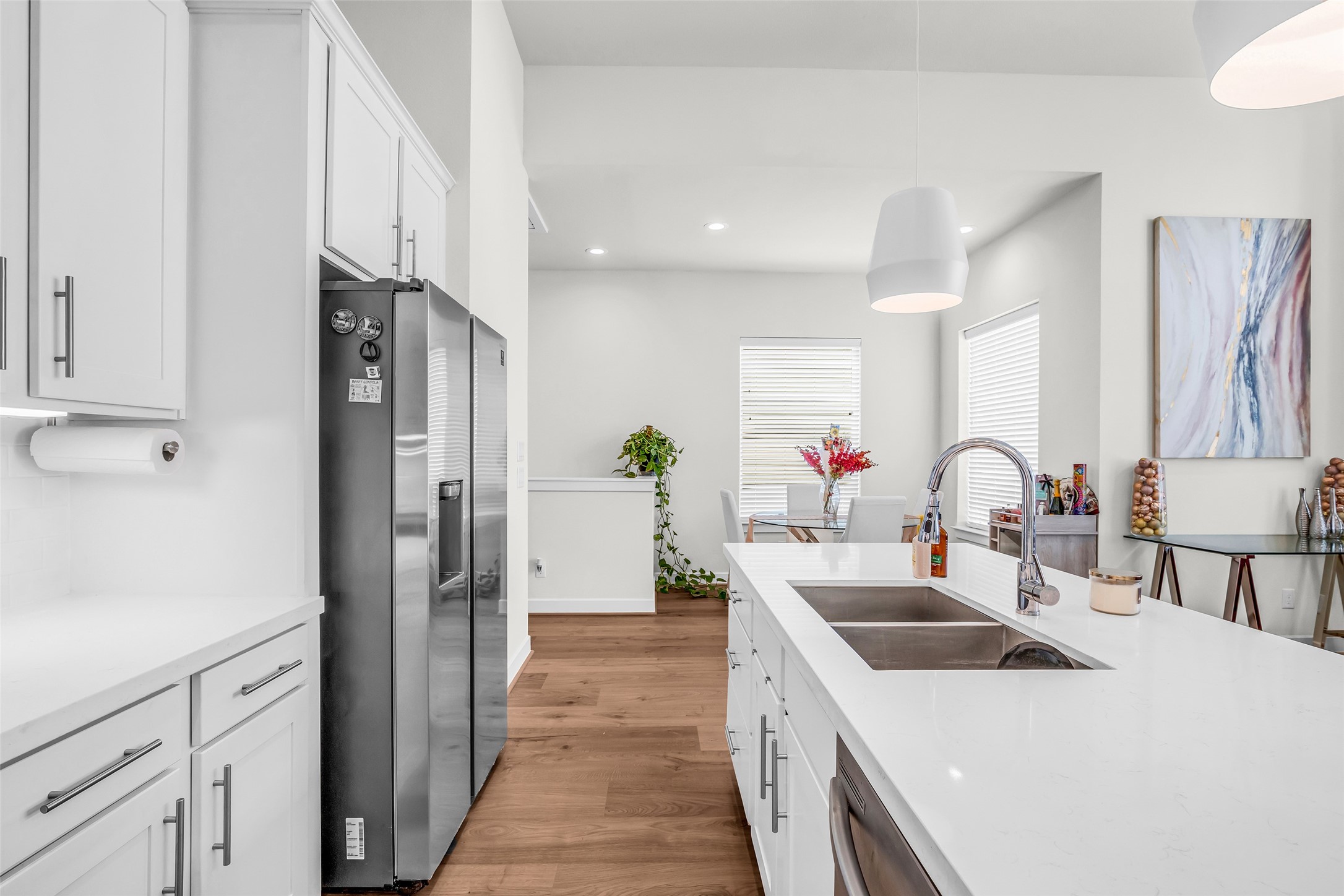 Closer view of the kitchen, highlighting its layout and finishes. Just beside it is the dining area, creating an easy connection for meals and gatherings.
