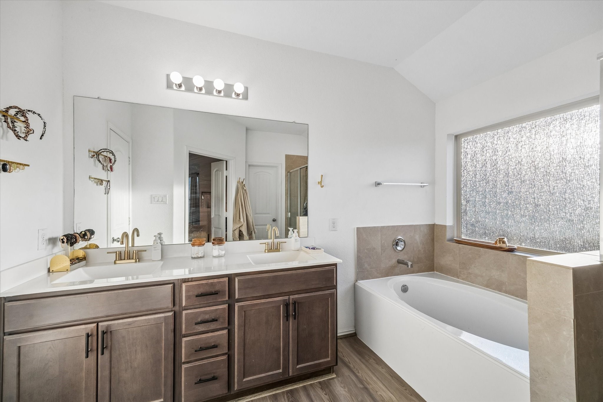 Primary bath vanity & soaking tub
