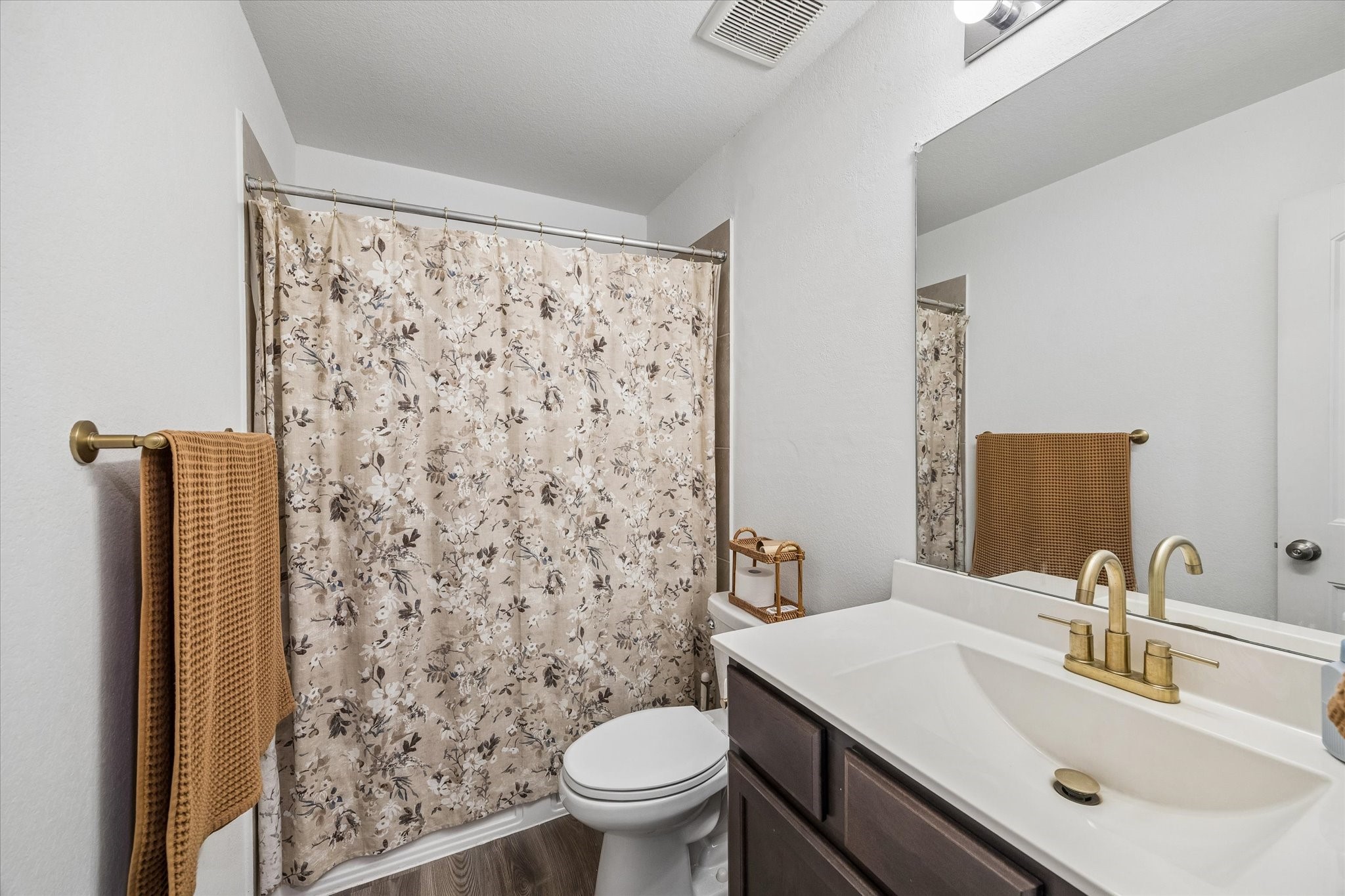 Full secondary bathroom