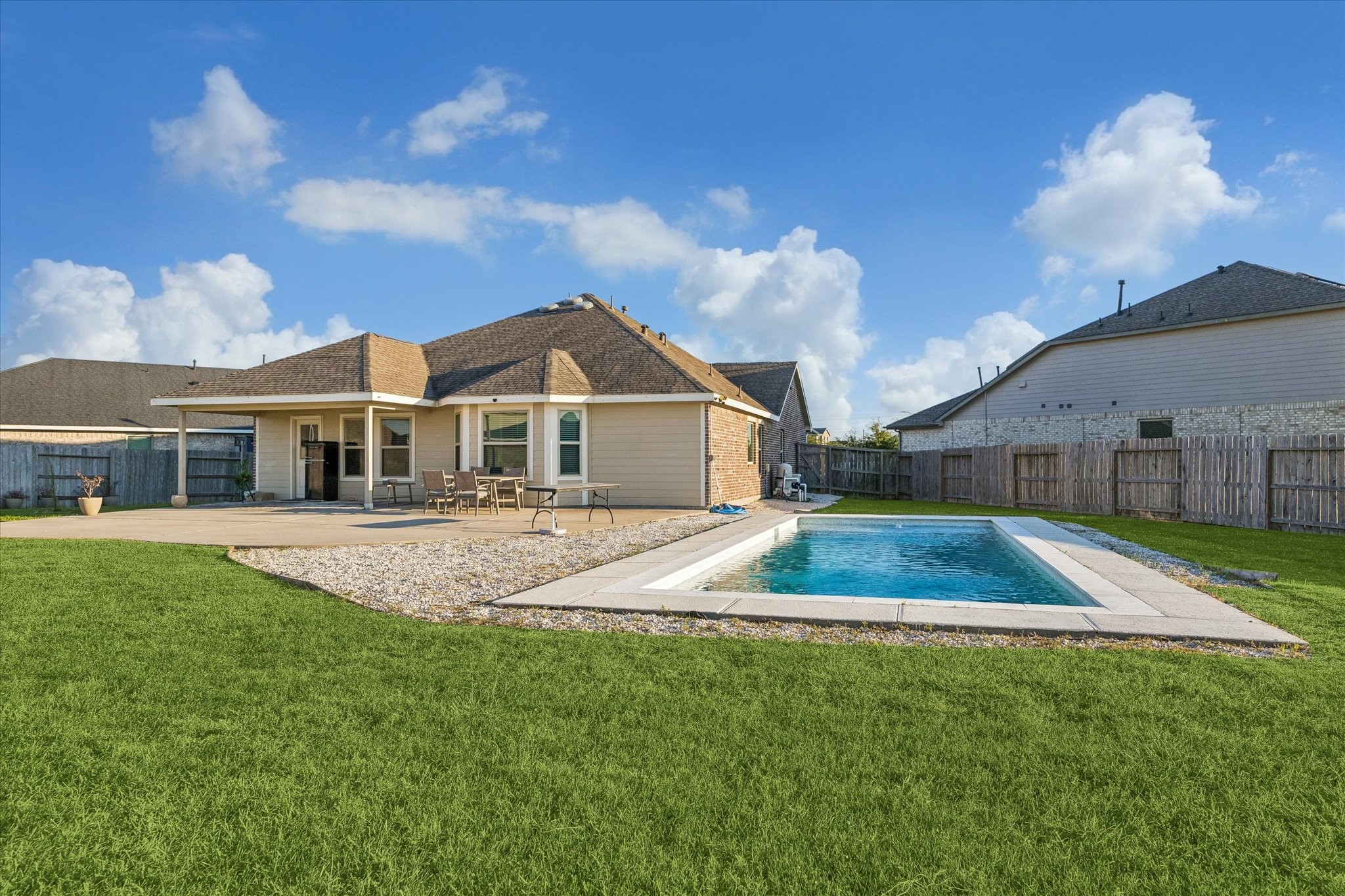 pool, patio & private backyard