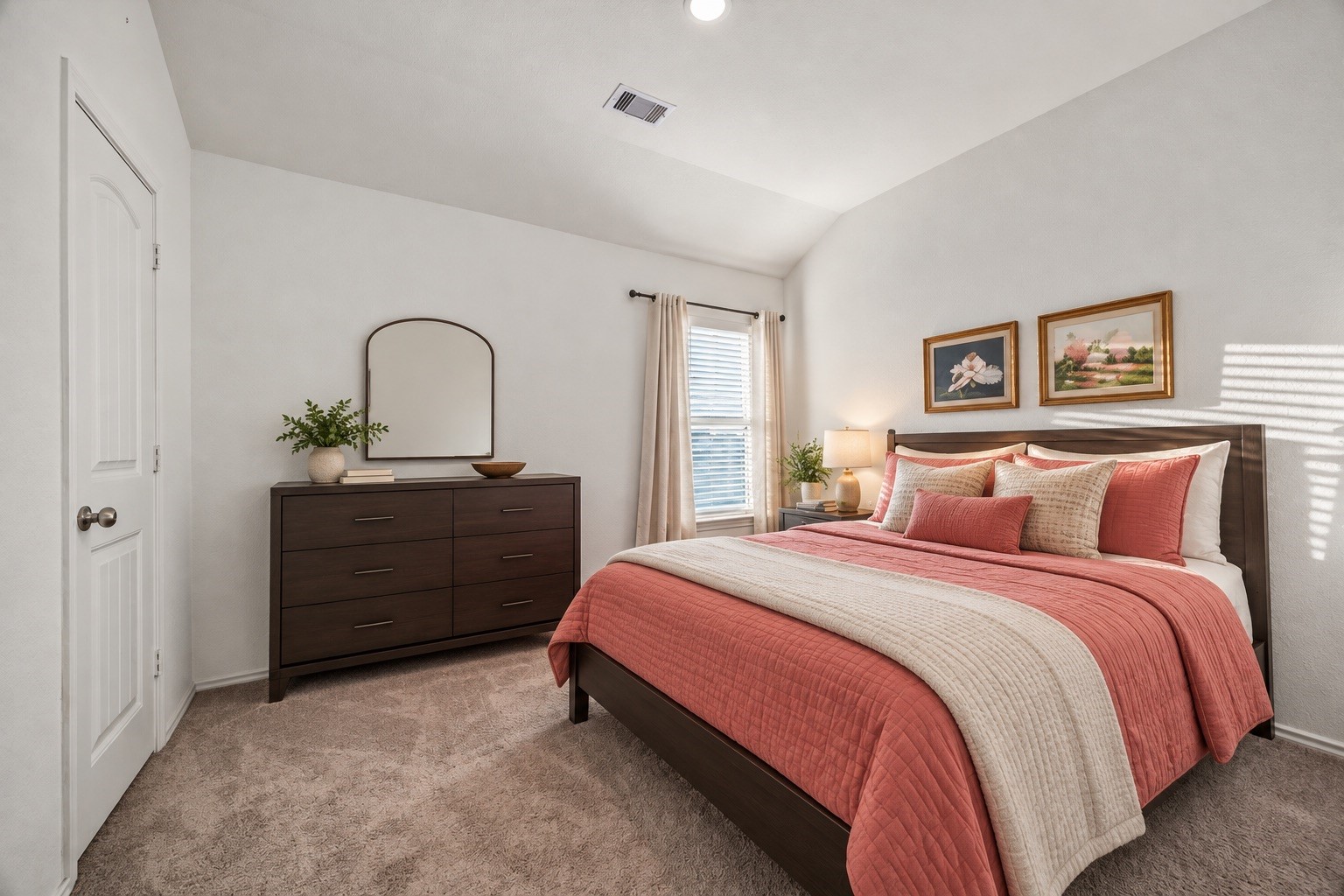 Additional bedroom with closet space