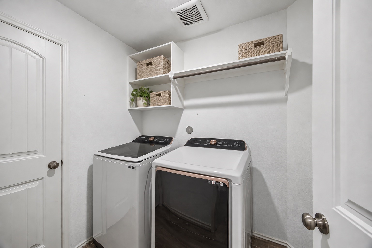 Indoor utility room with washer/dryer space
