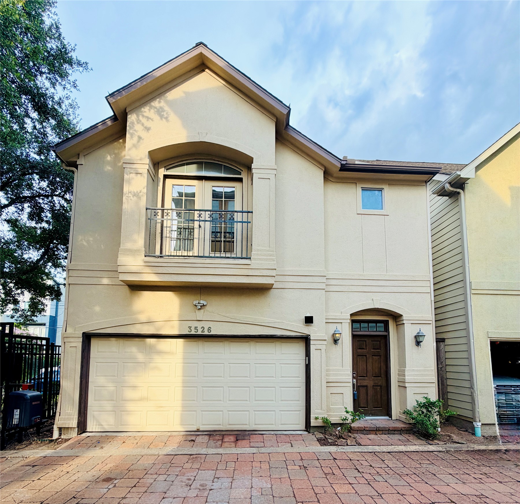 Discover your new home in a private gated community! This spacious corner lot, two-story house is just minutes from the medical center and downtown Houston. Discover your new home in a private gated community! This spacious corner lot, two-story house is just minutes from the medical center and downtown Houston.
