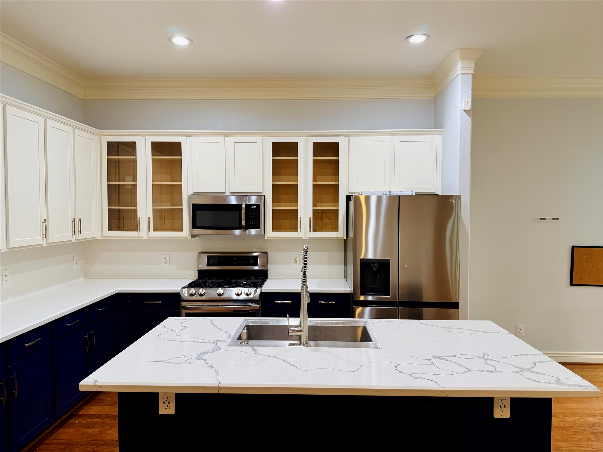 Another close up look of this gorgeous kitchen with undercounter outlets.
