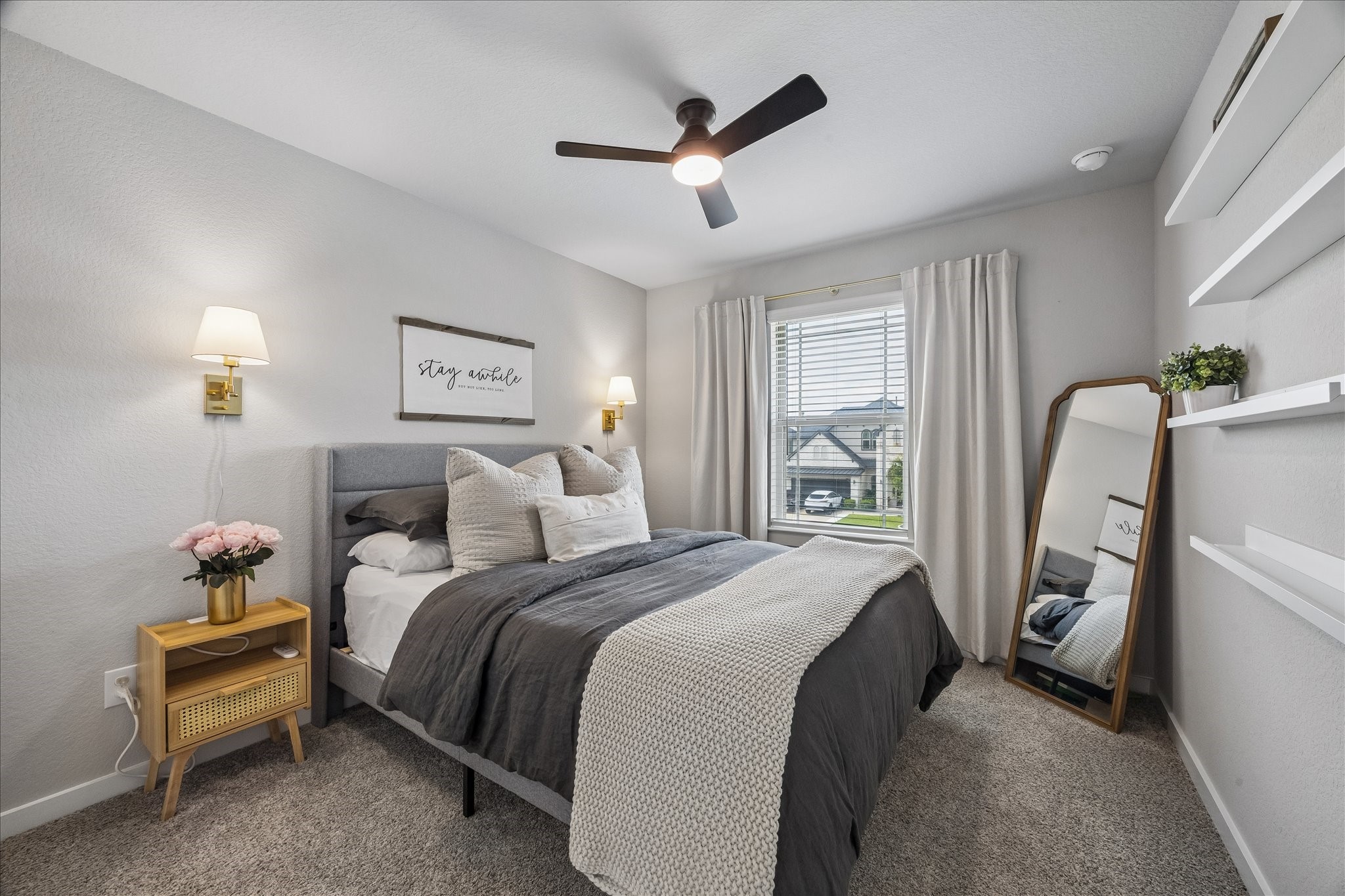 Secondary bedroom.