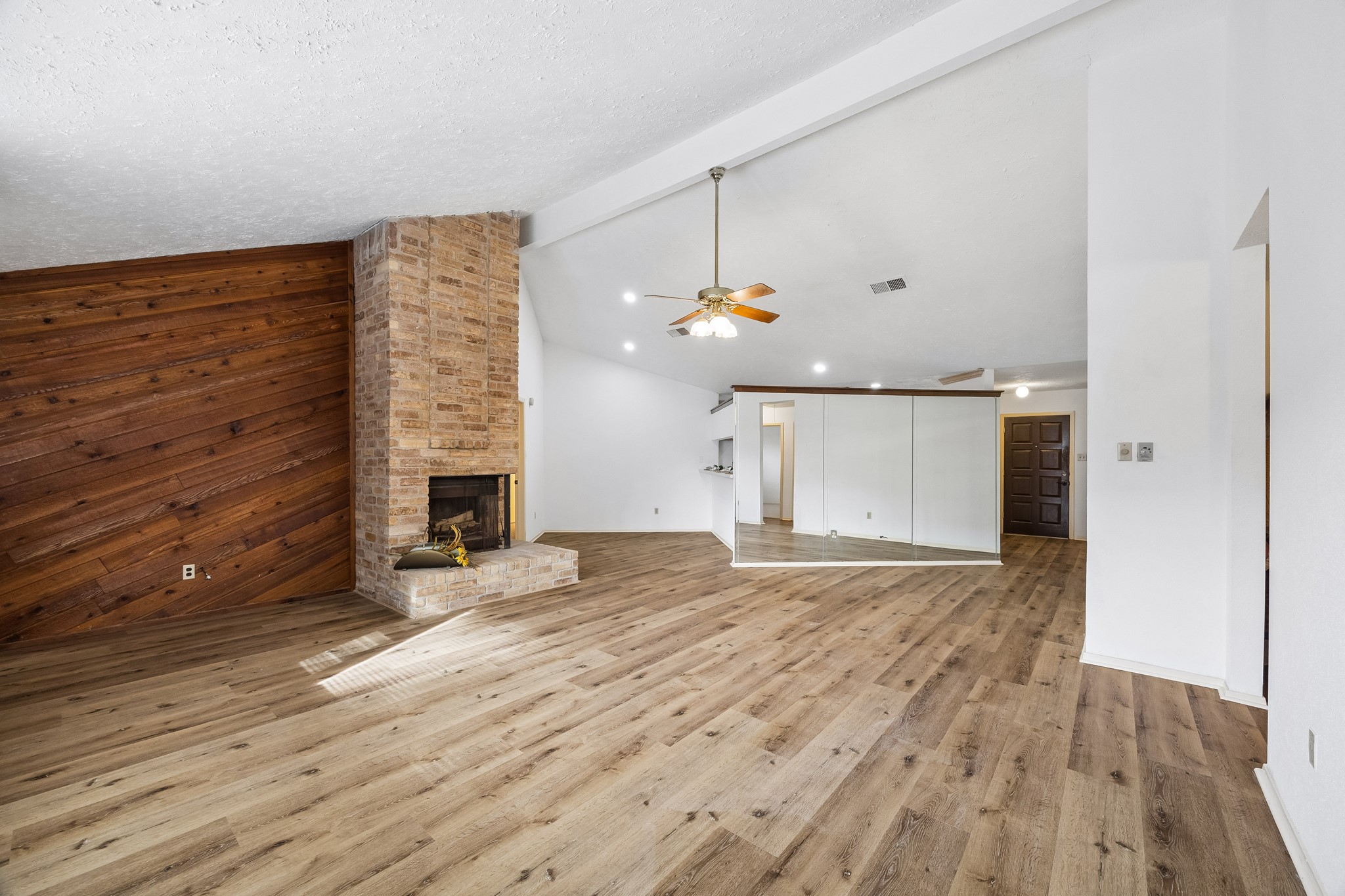 Tall ceilings, wood-look LVP flooring and updated lighting! Tall ceilings, wood-look LVP flooring and updated lighting!