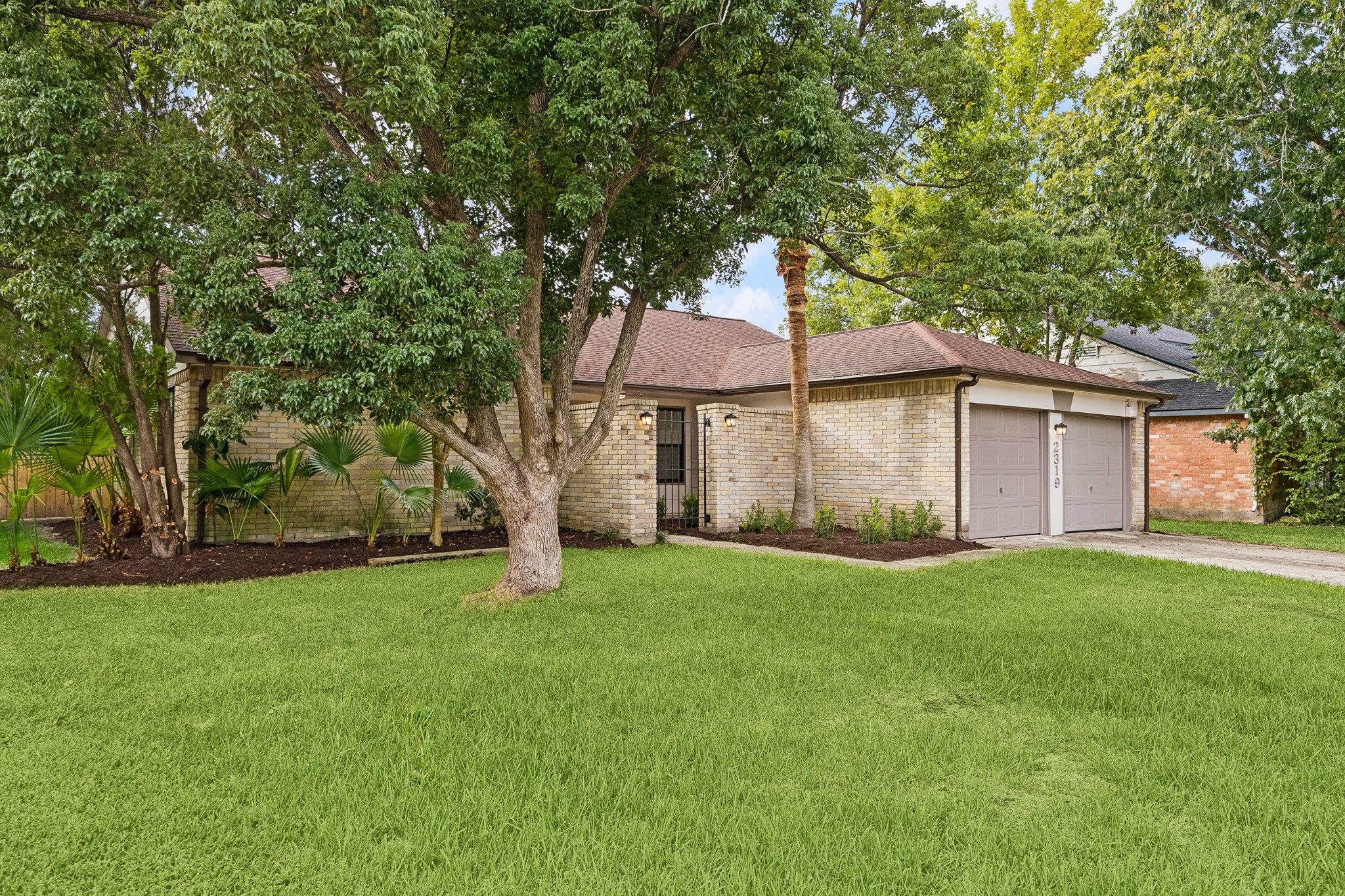 New mulch and freshened landscape give the home some great curb appeal! New mulch and freshened landscape give the home some great curb appeal!