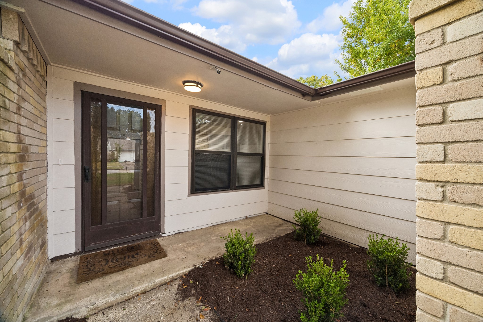 Screen door allows light in on those great sunny days! Screen door allows light in on those great sunny days!