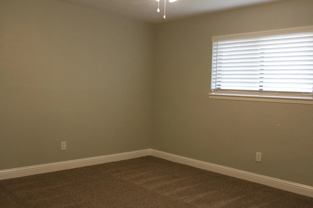 55 E White Willow Circle, Spring, TX 77381