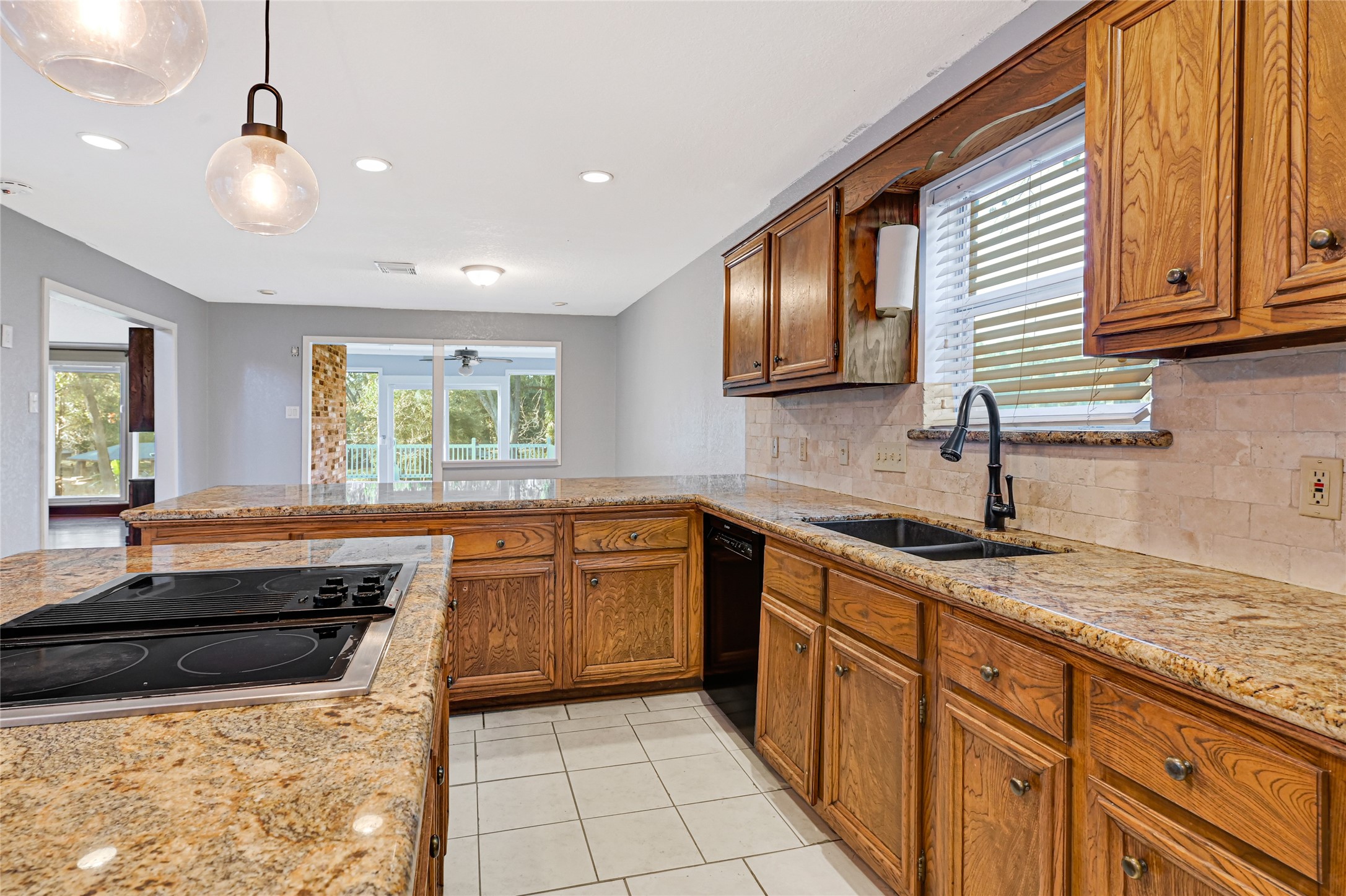 2106 White Feather Trail, Crosby, TX 77532