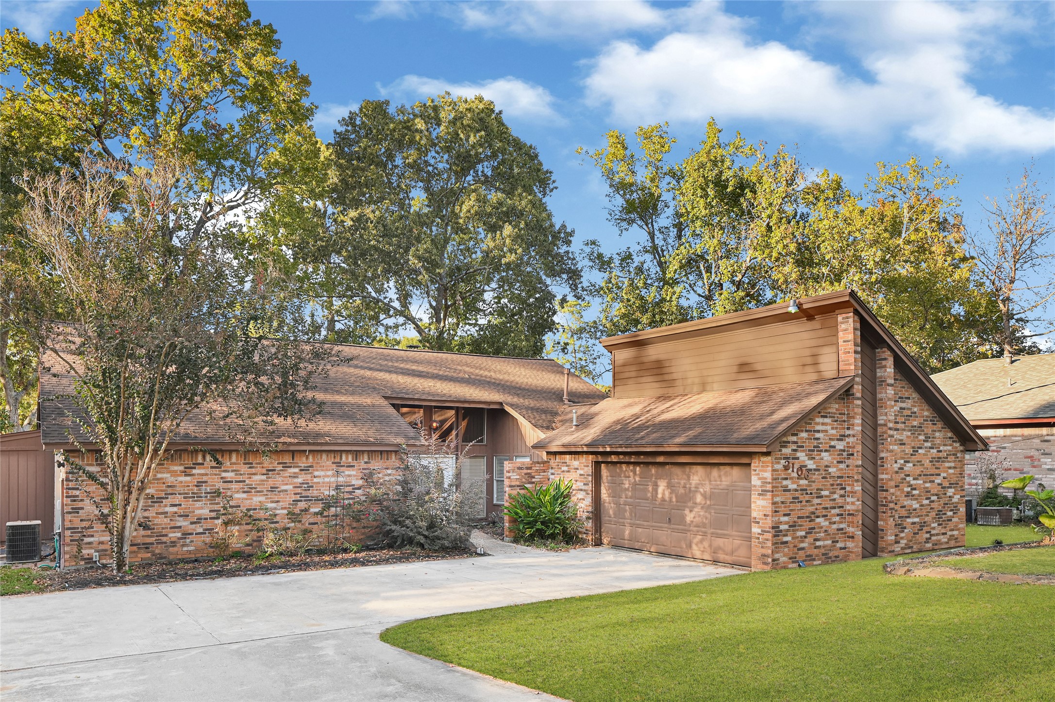 Property on very LARGE LOT 14,926 sqft, lot of updates Property on very LARGE LOT 14,926 sqft, lot of updates