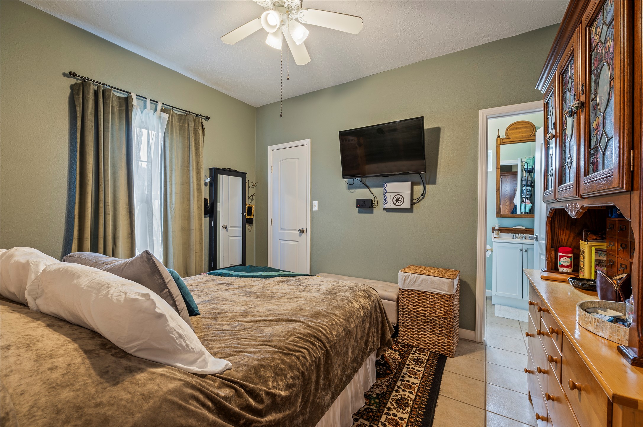 Private and direct access to the primary bath from the primary bedroom.