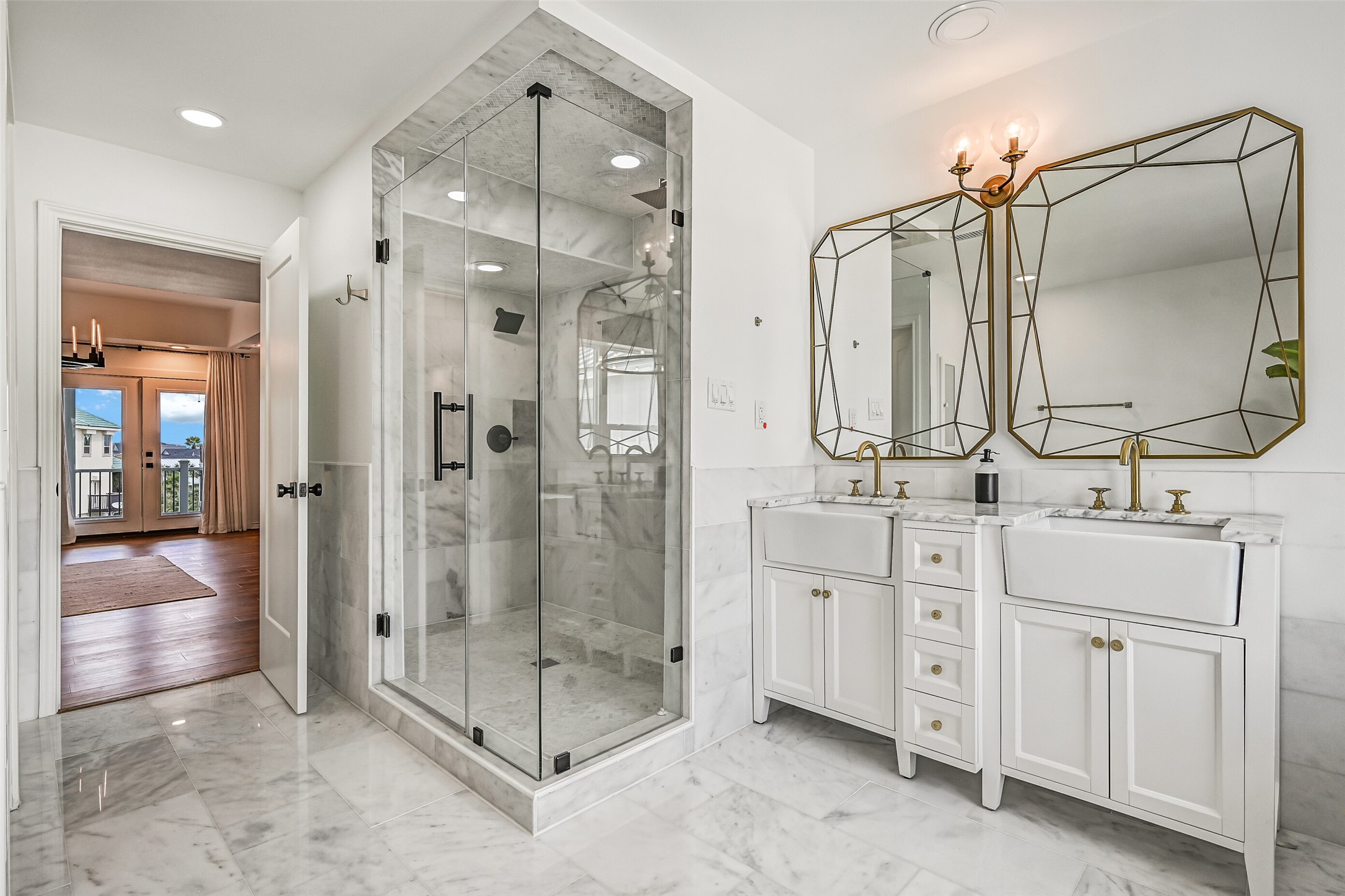 Come home from the boat and leave the day behind. Dual vanities and an expansive glass-enclosed shower create plenty of room to refresh and recharge.