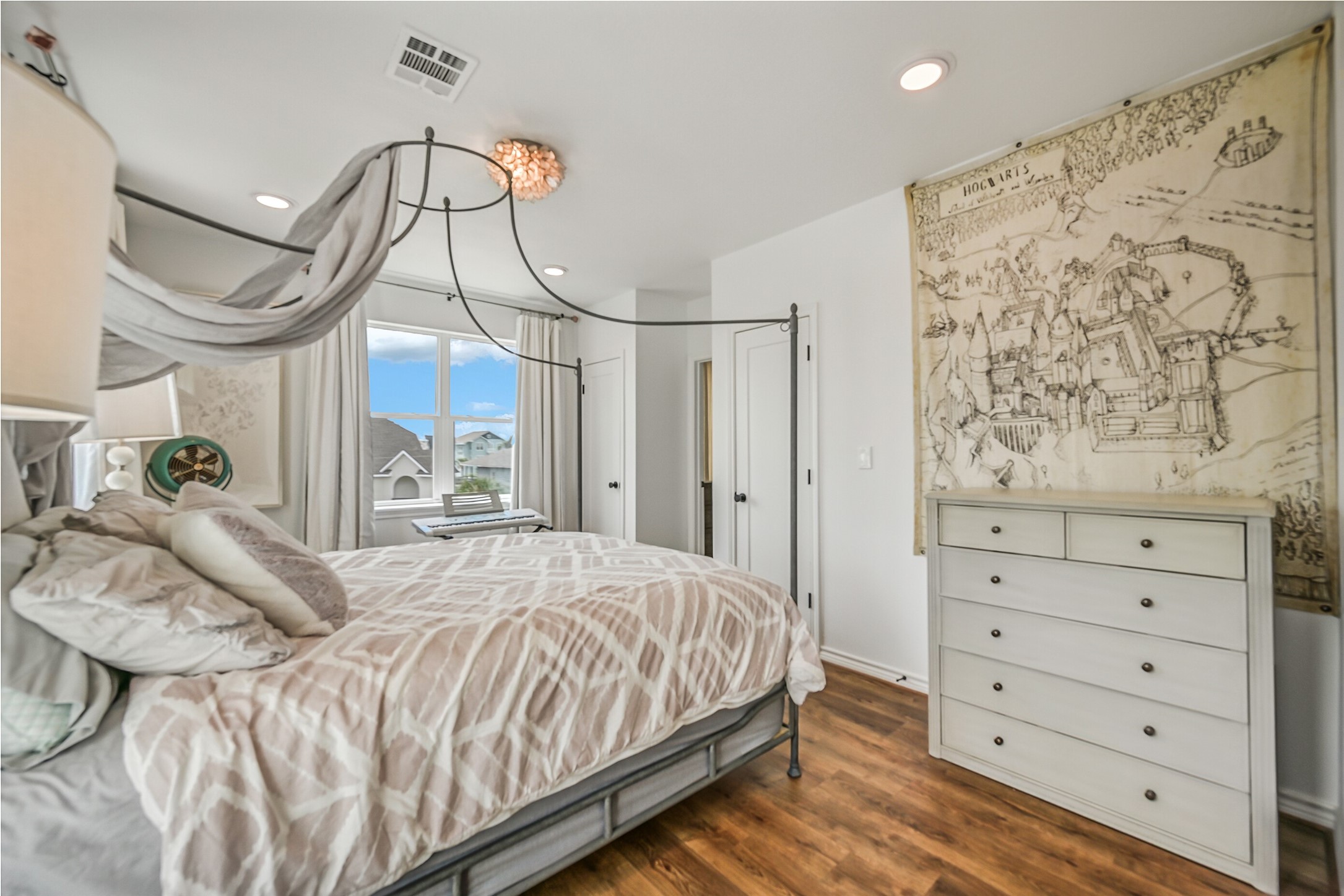 The kind of guest accommodations that make longer stays easy. An adjoining sitting area and ensuite bath give this bedroom the feel of its own private retreat.