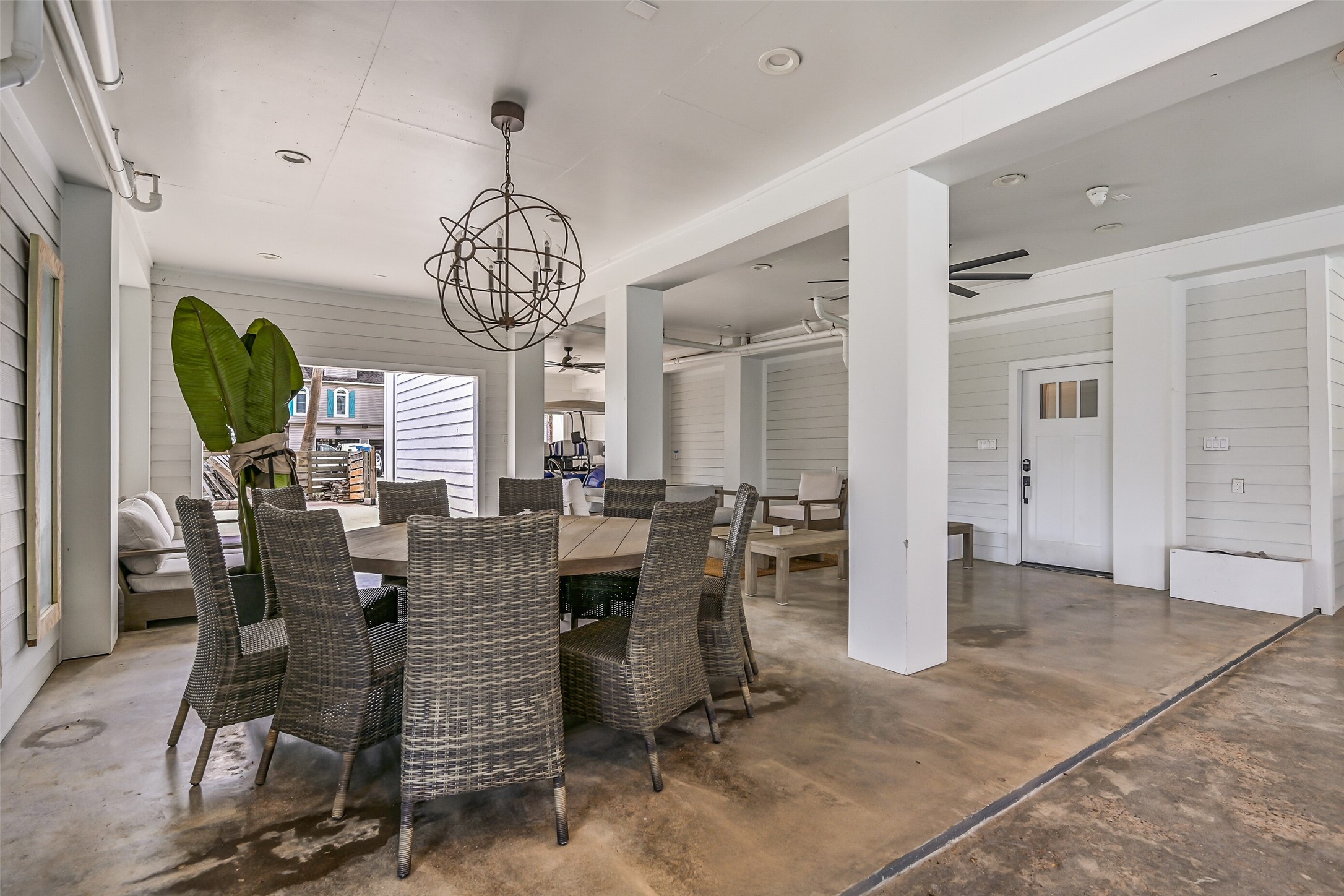 Bring the day's catch to the table and keep dinner by the water. This covered setting is made for seafood feasts, celebrations and nights nobody wants to end.