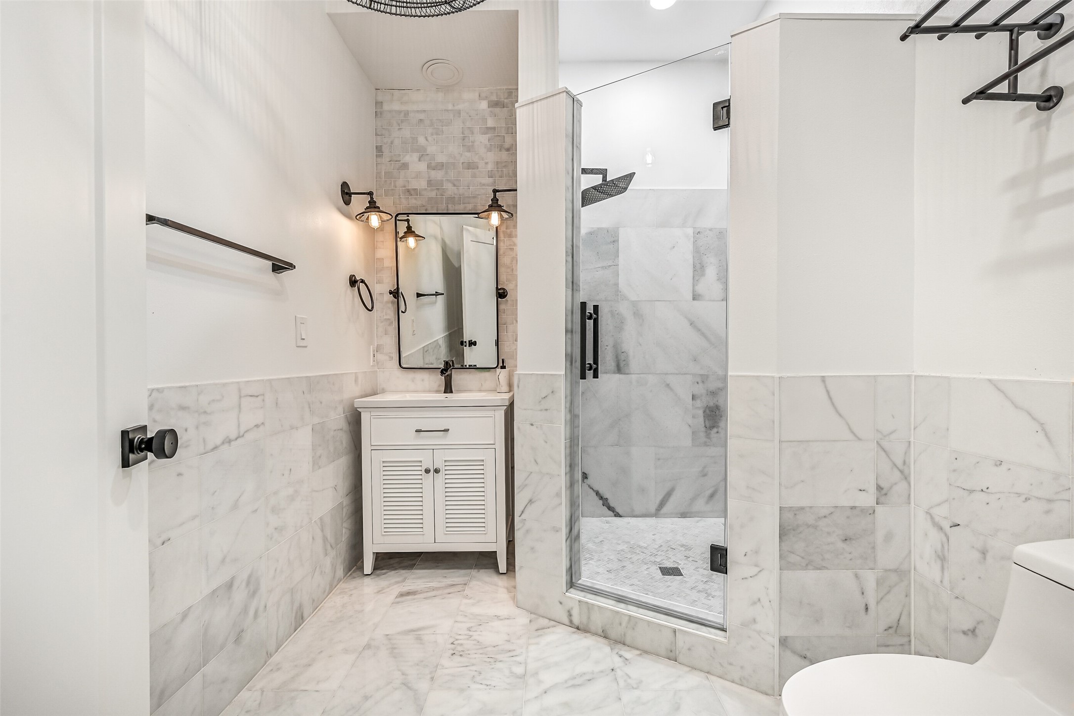 A full bath on the main living level makes the downstairs bedrooms especially useful. It is another reason this layout works so well when multiple generations gather under one roof.