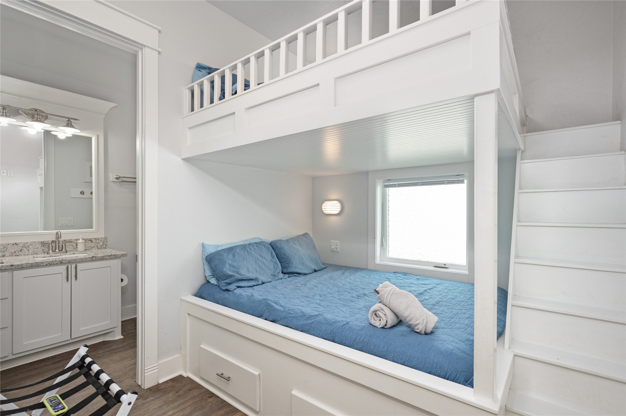 Extra sleeping space is cleverly built right in, with a cozy lower bed and loft above making excellent use of the room.