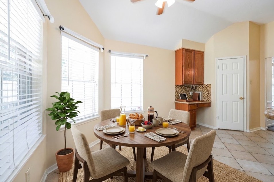 Breakfast area virtual staging