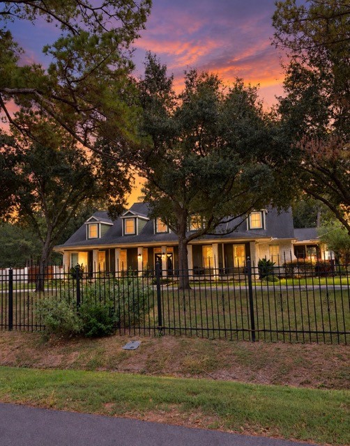 Welcome to 10 Rollingwood Drive. Welcome to 10 Rollingwood Drive.