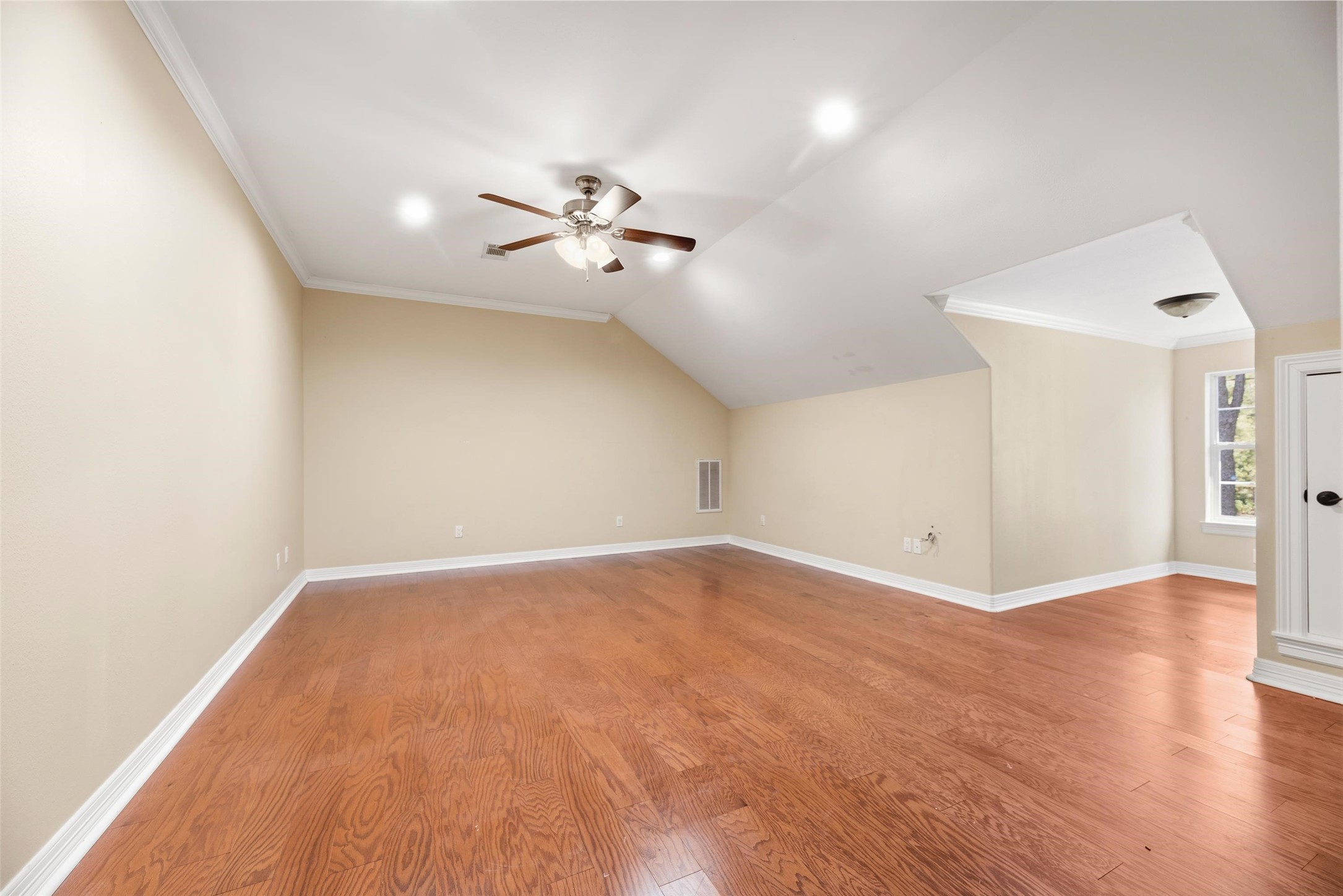 2 large bedrooms upstairs.