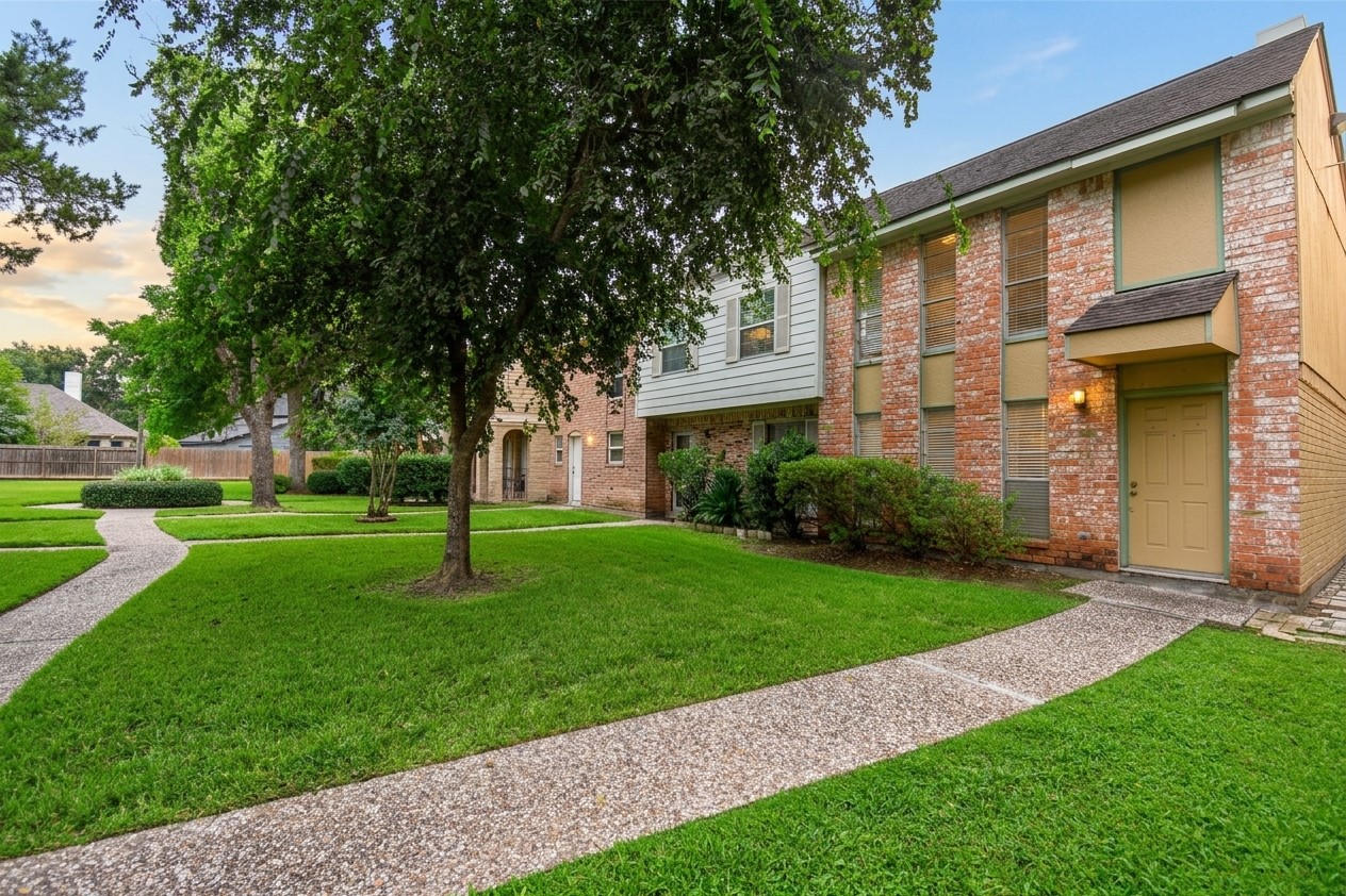 Situated on a beautiful courtyard and surrounded by mature trees, the location provides a quiet, park-like setting.