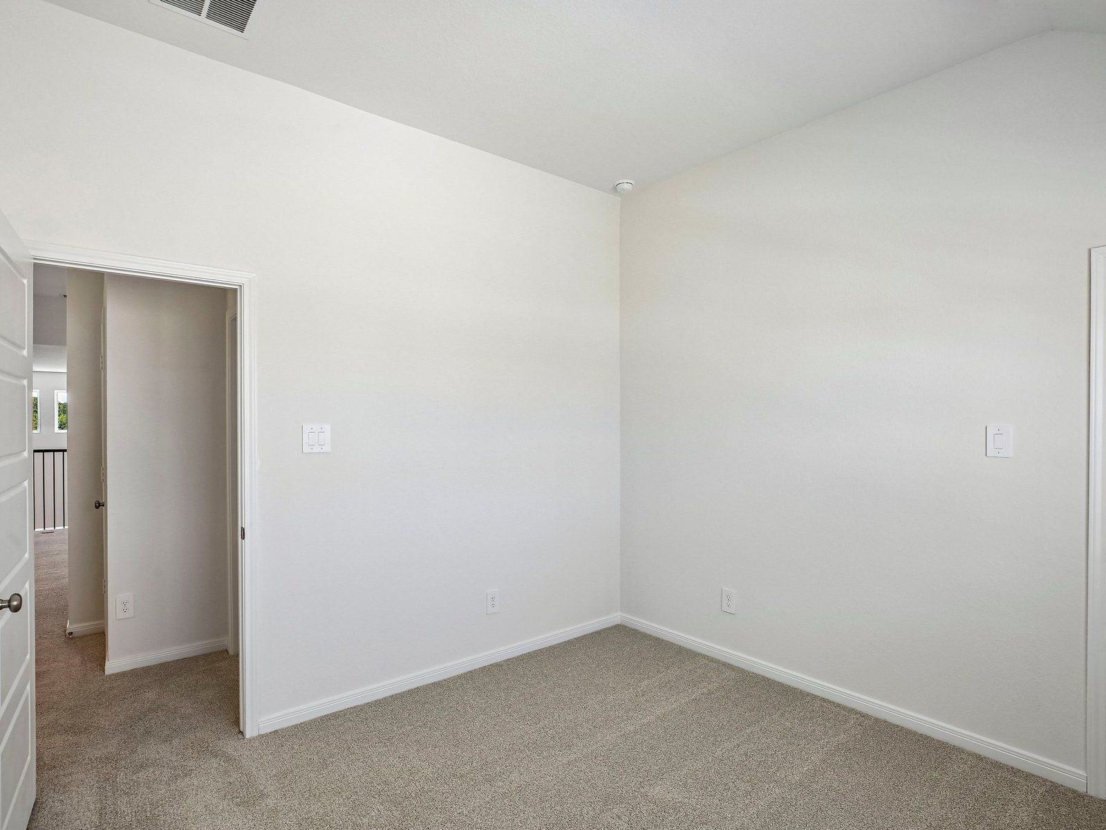 Photo is for illustrative purposes only and may not reflect the exact listing.