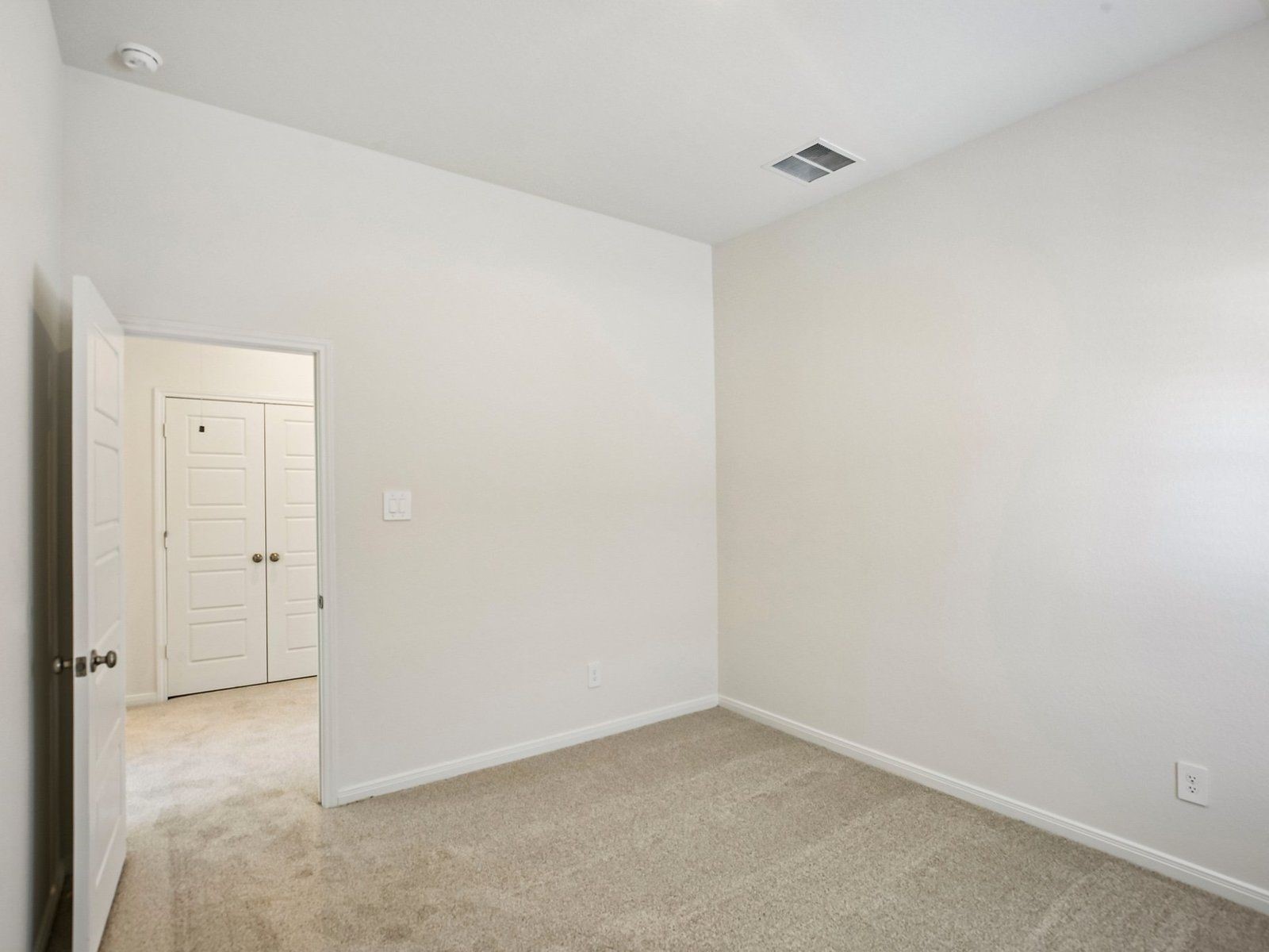 Photo is for illustrative purposes only and may not reflect the exact listing.