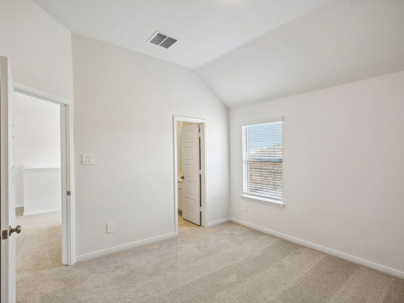 Photo is for illustrative purposes only and may not reflect the exact listing.
