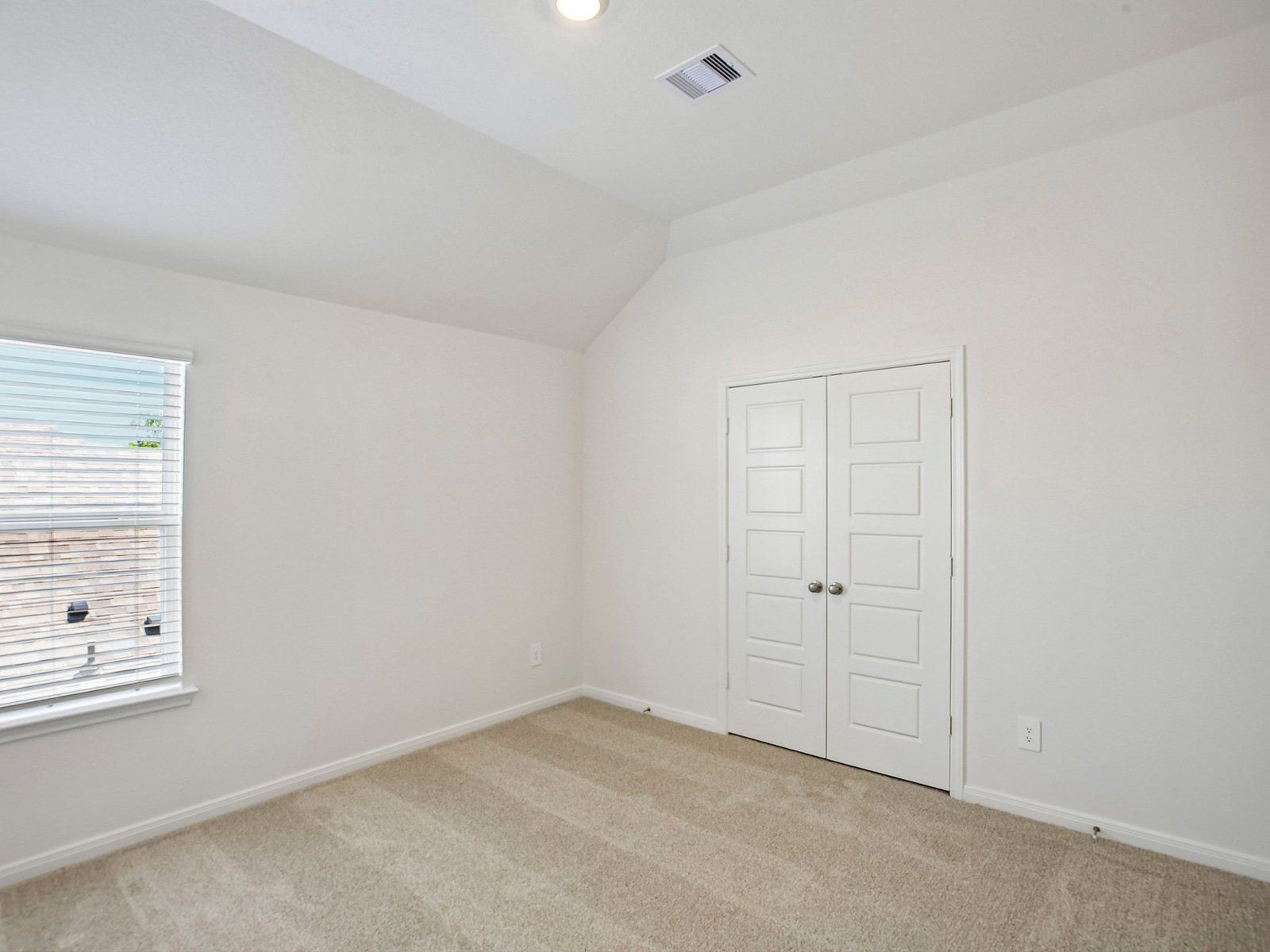 Photo is for illustrative purposes only and may not reflect the exact listing.