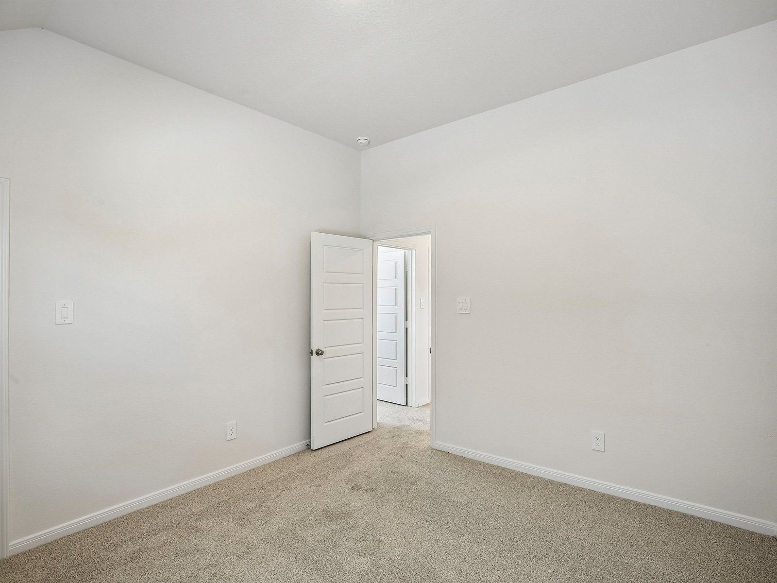 Photo is for illustrative purposes only and may not reflect the exact listing.